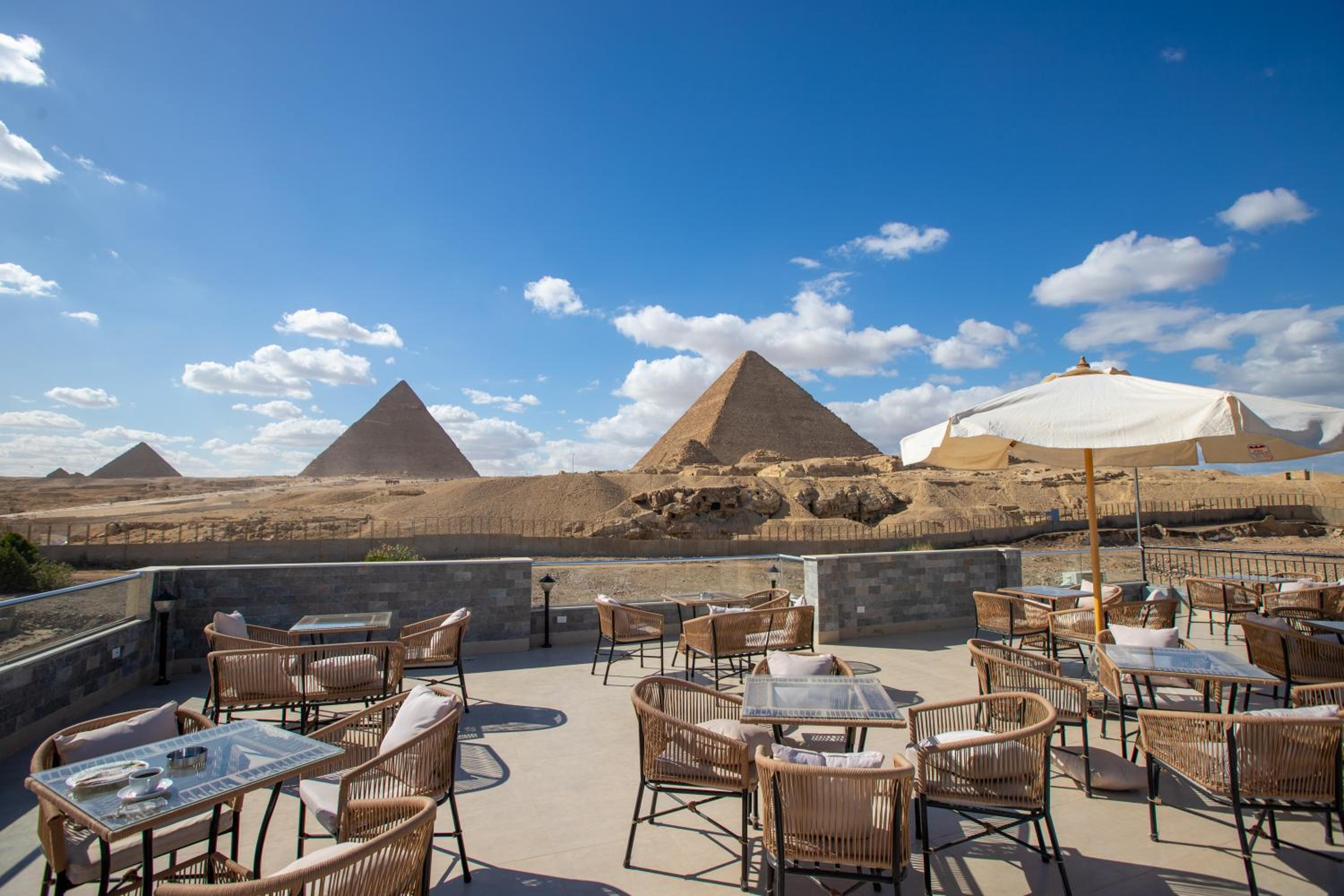Deluxe Twin Room With Panoramic Pyramids View  photo 2