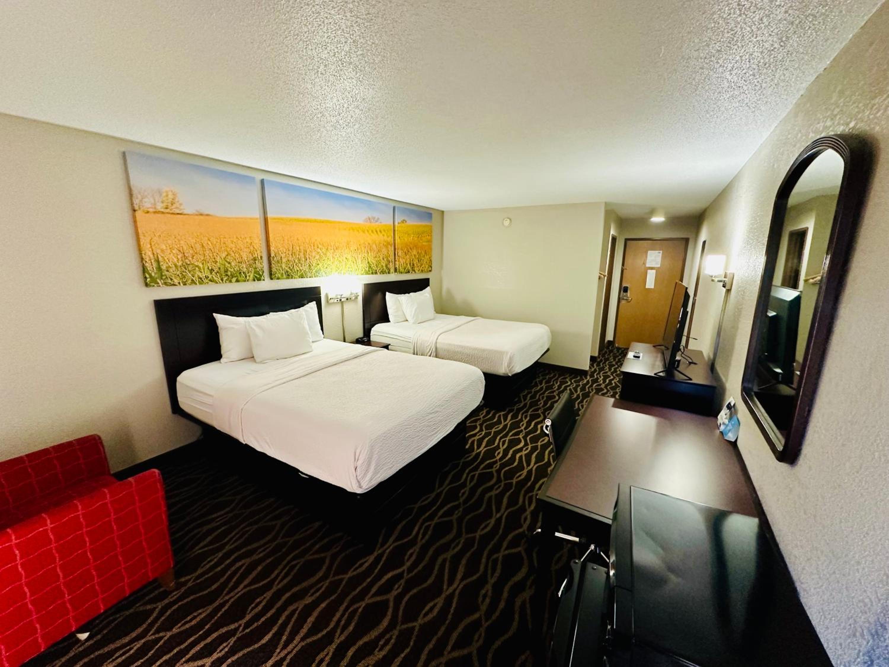 Queen Room with Two Queen Beds - Non-Smoking photo 2