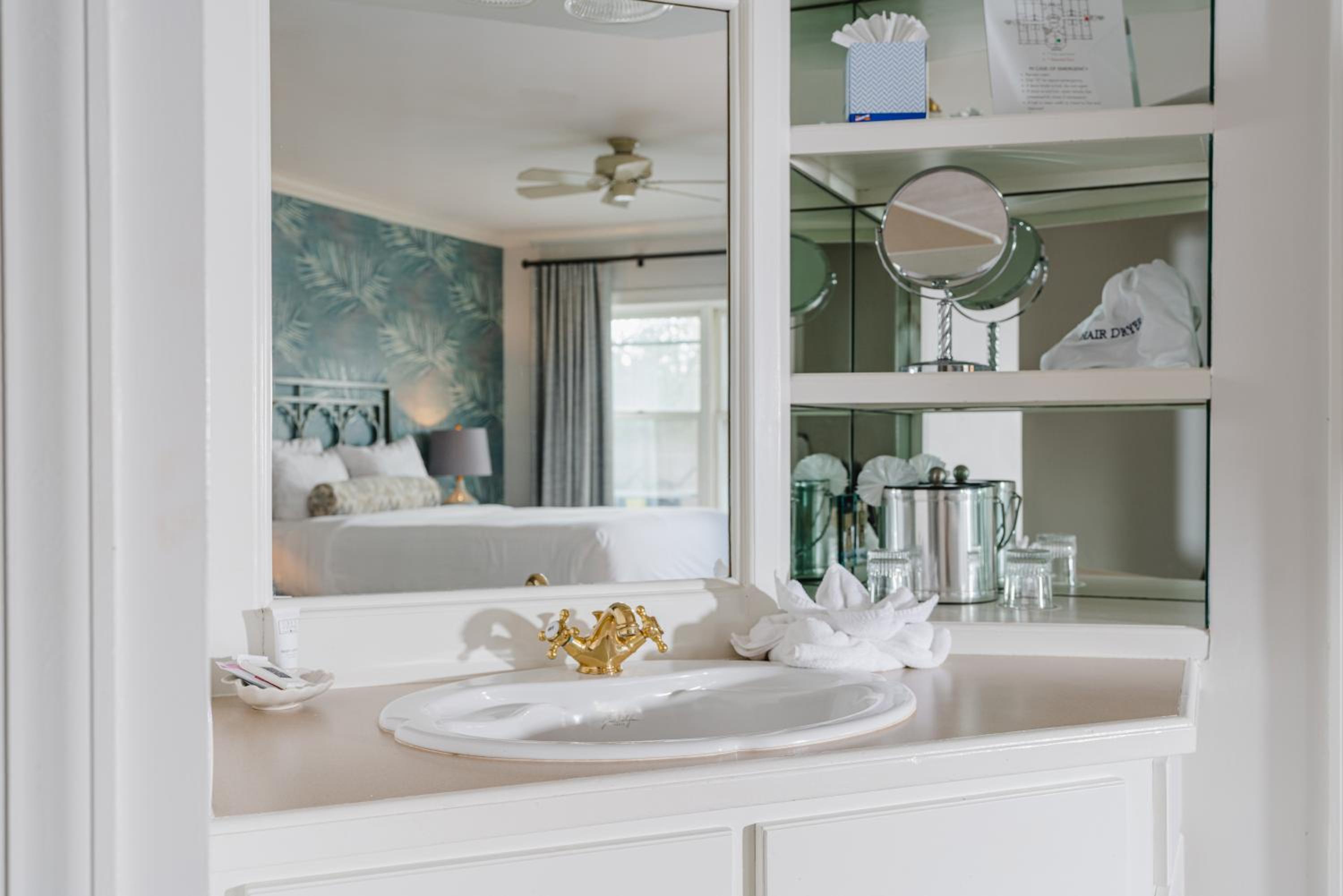 Deluxe Non- Lakeview Queen Room with Balcony photo 3