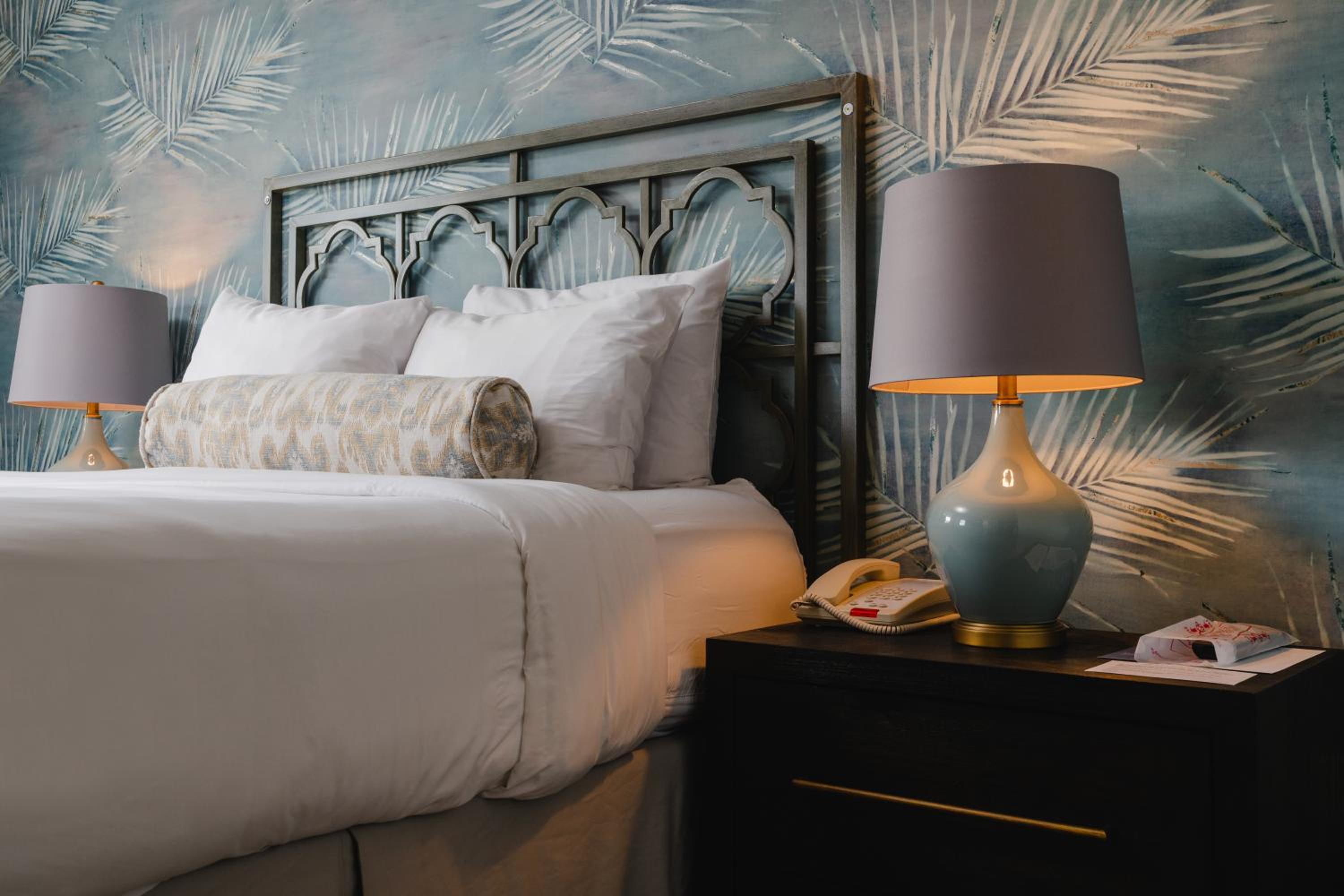 Deluxe Non- Lakeview Queen Room with Balcony photo 1