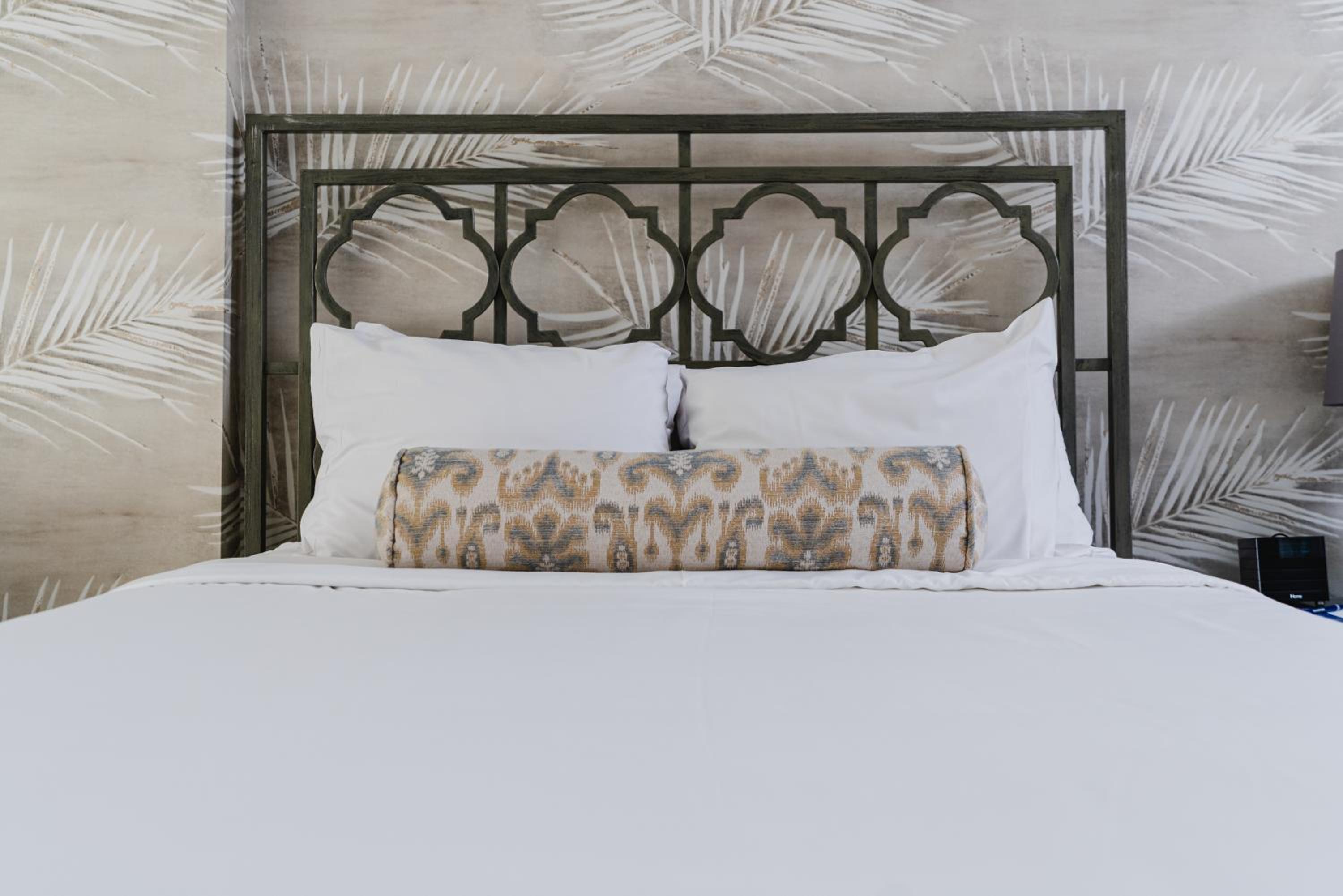 Deluxe Non-Lakeview King Room with Balcony photo 1