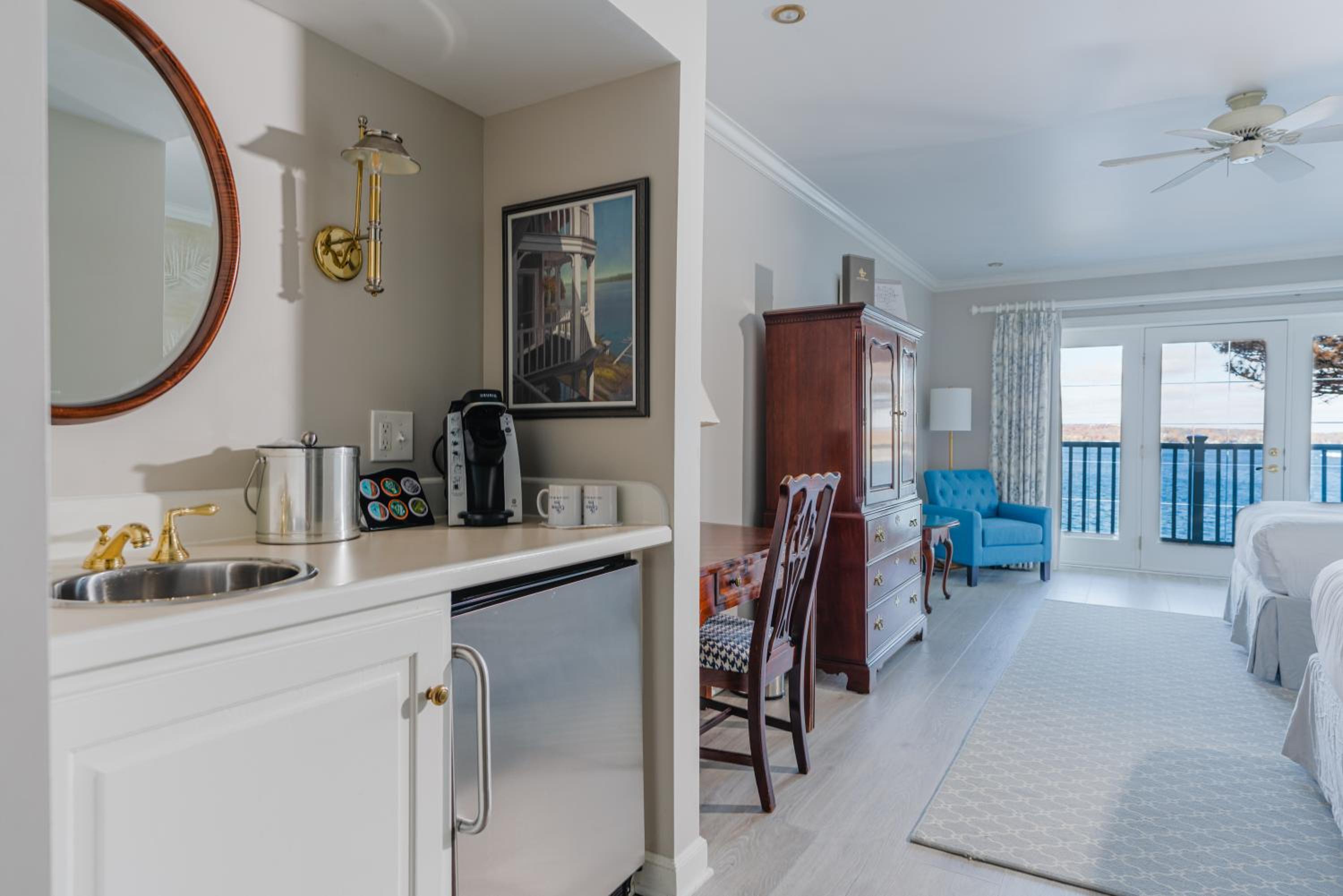 Room with Two Double Beds with Balcony and Lake View photo 3
