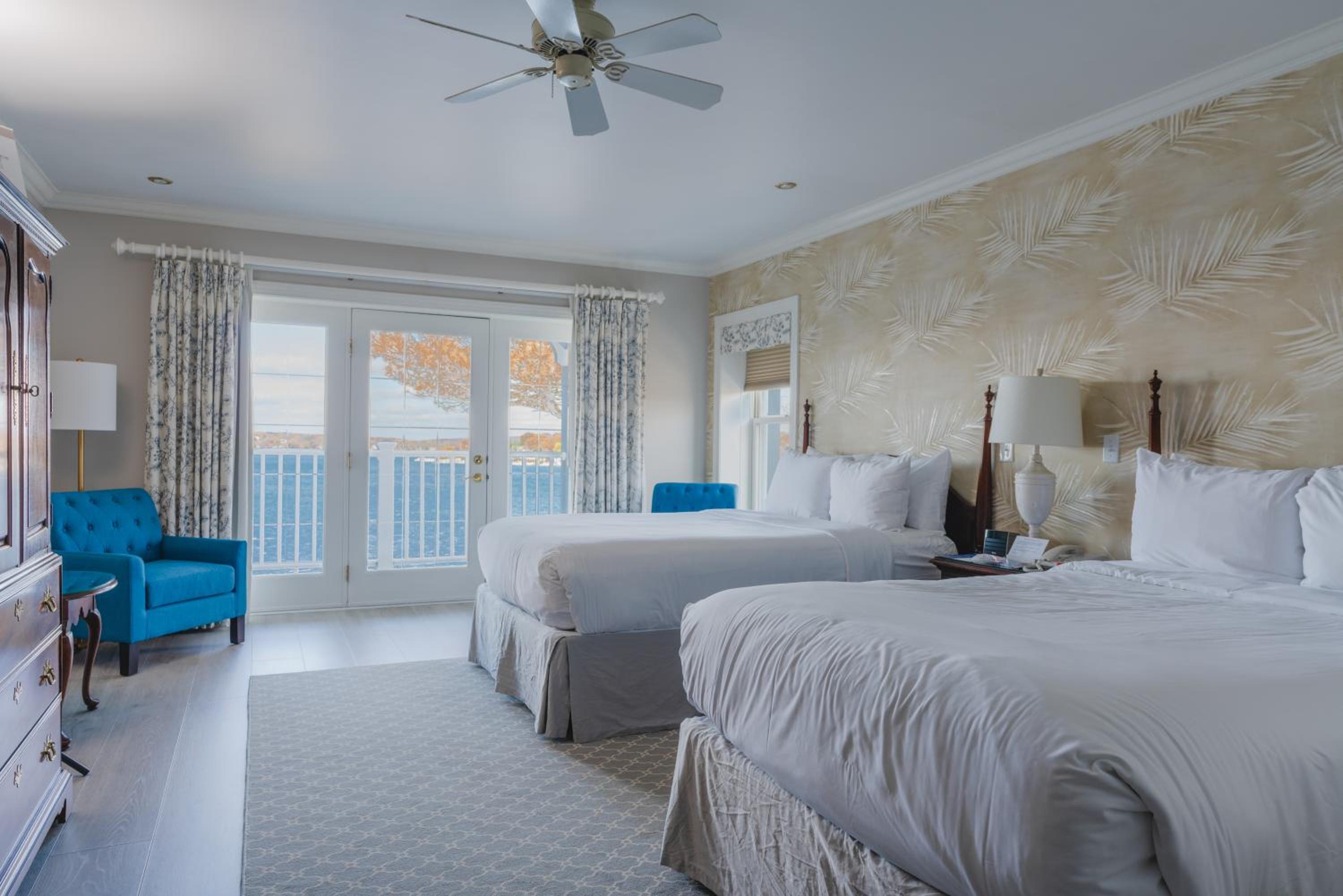 Room with Two Double Beds with Balcony and Lake View photo 1
