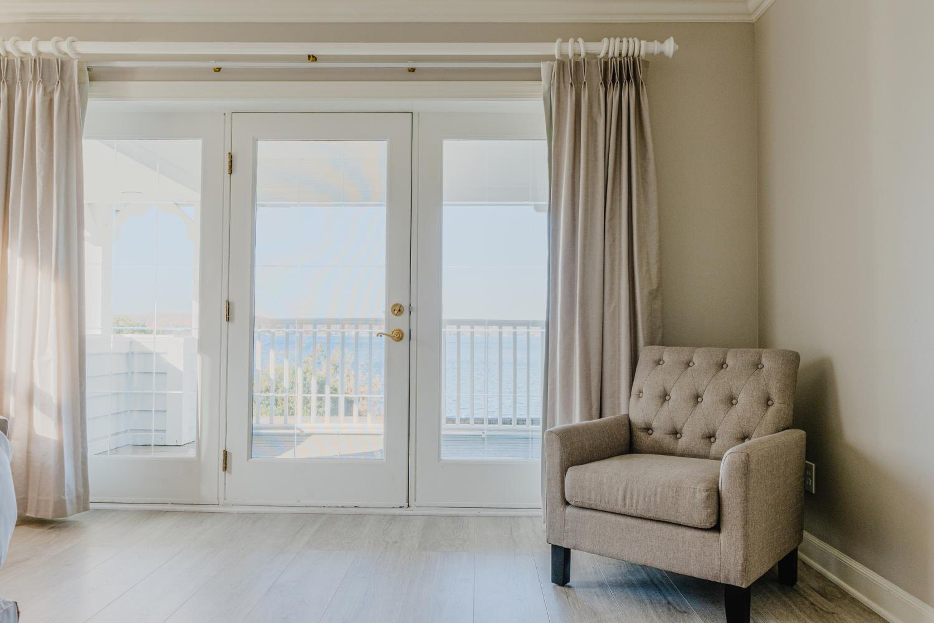 King Room with Balcony and Lake View 4 photo 3