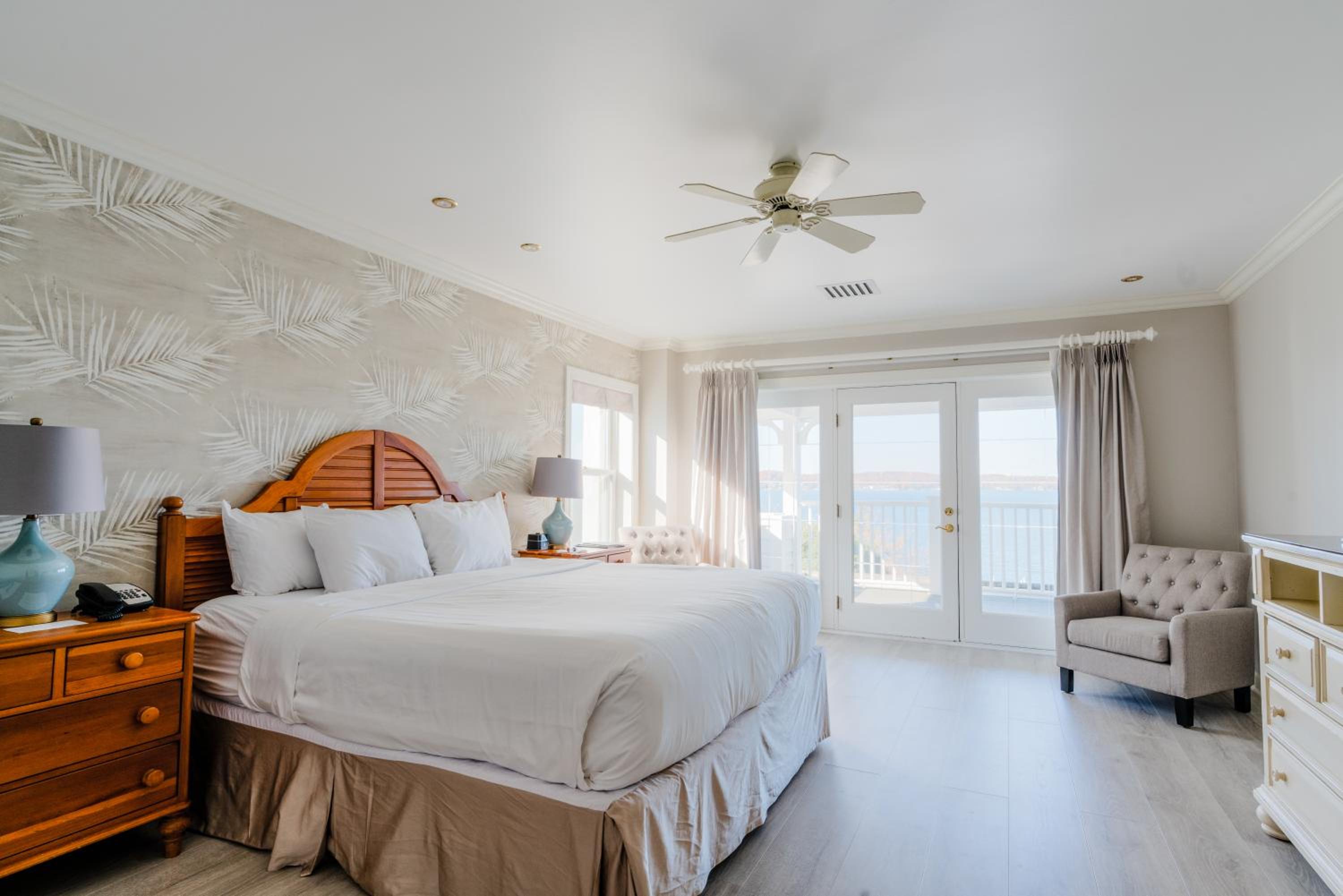 King Room with Balcony and Lake View 4 photo 2
