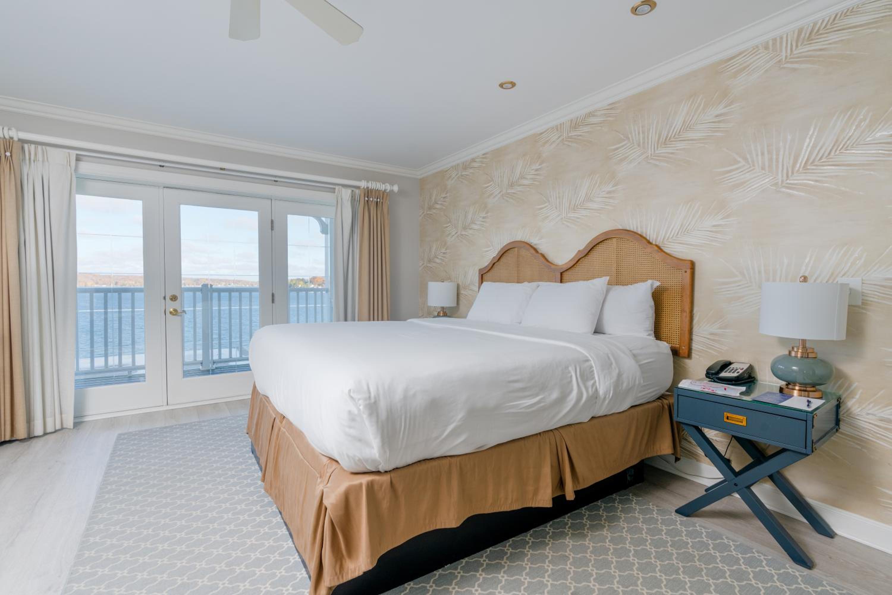 King Room with Balcony Lake View 5 photo 3