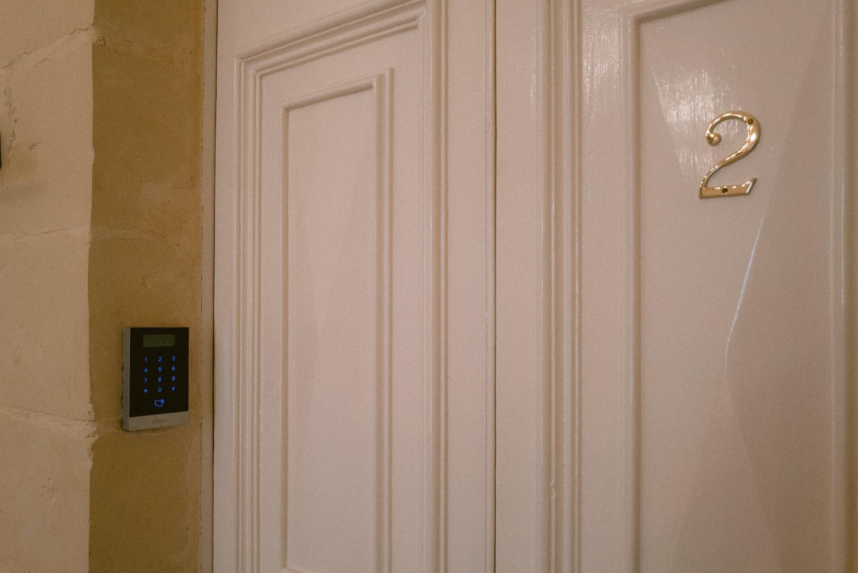 Queen Room with Balcony photo 2