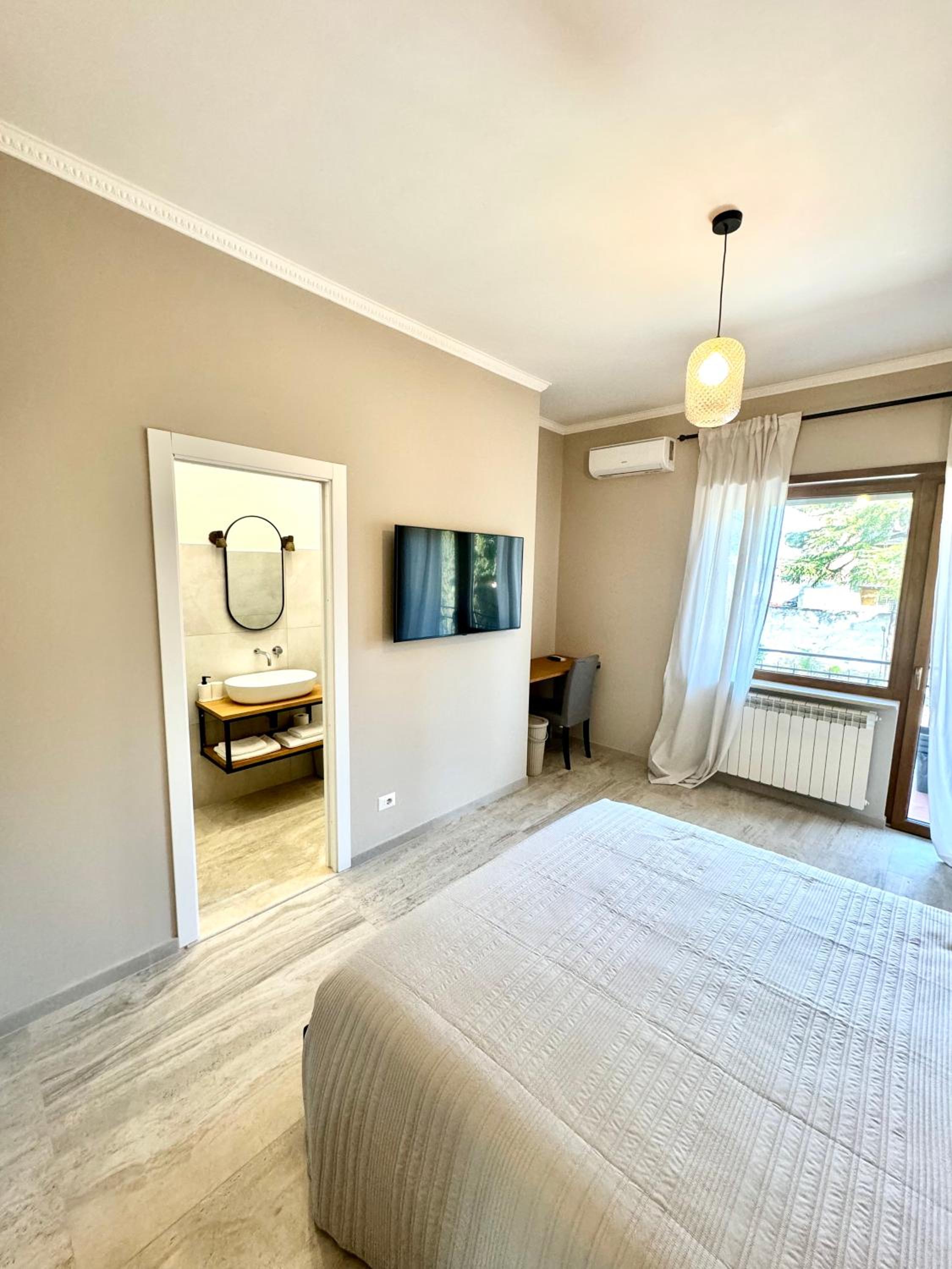 Deluxe Double Room with Balcony photo 2