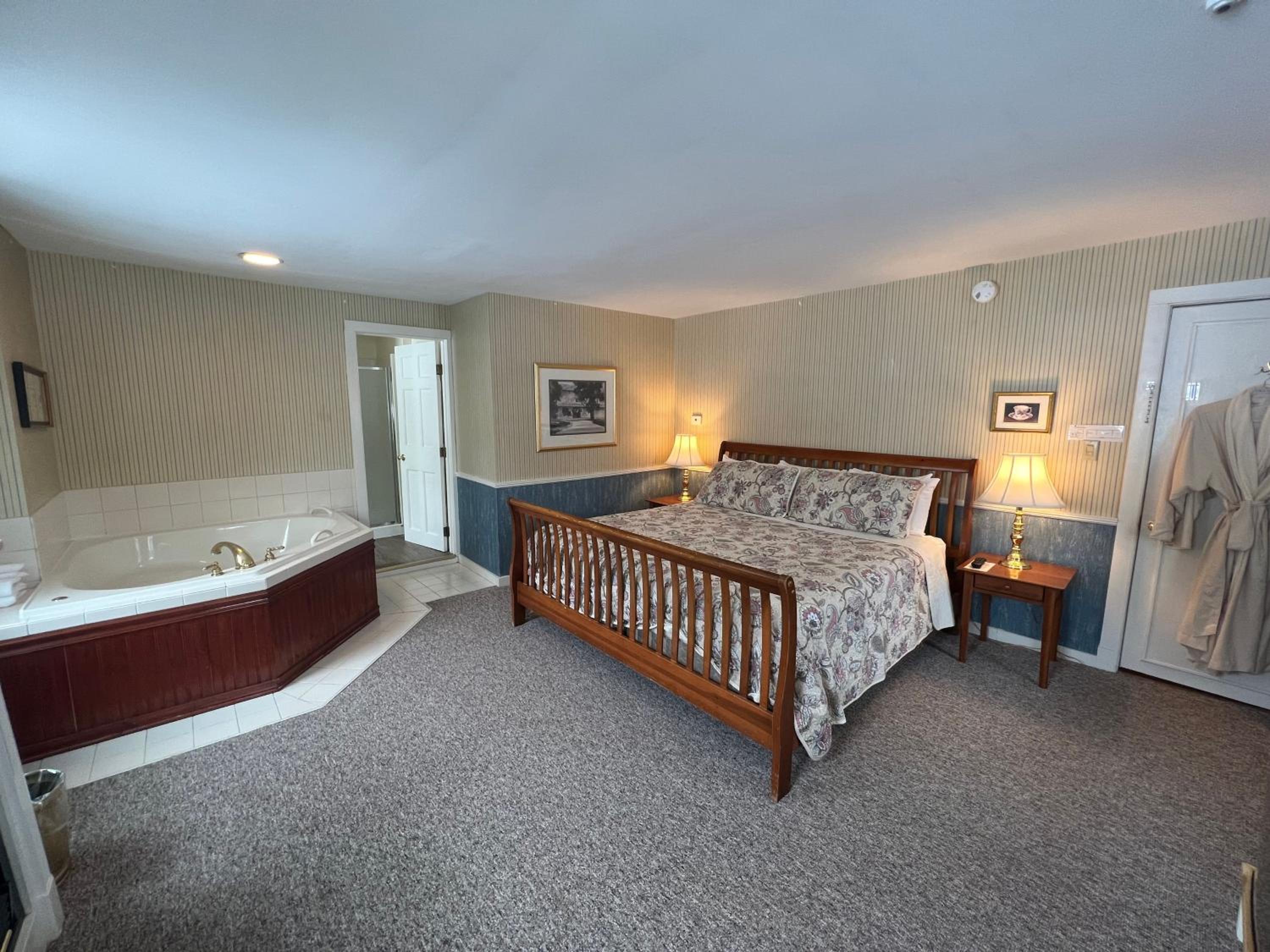 Luxury King Room - Photo 7