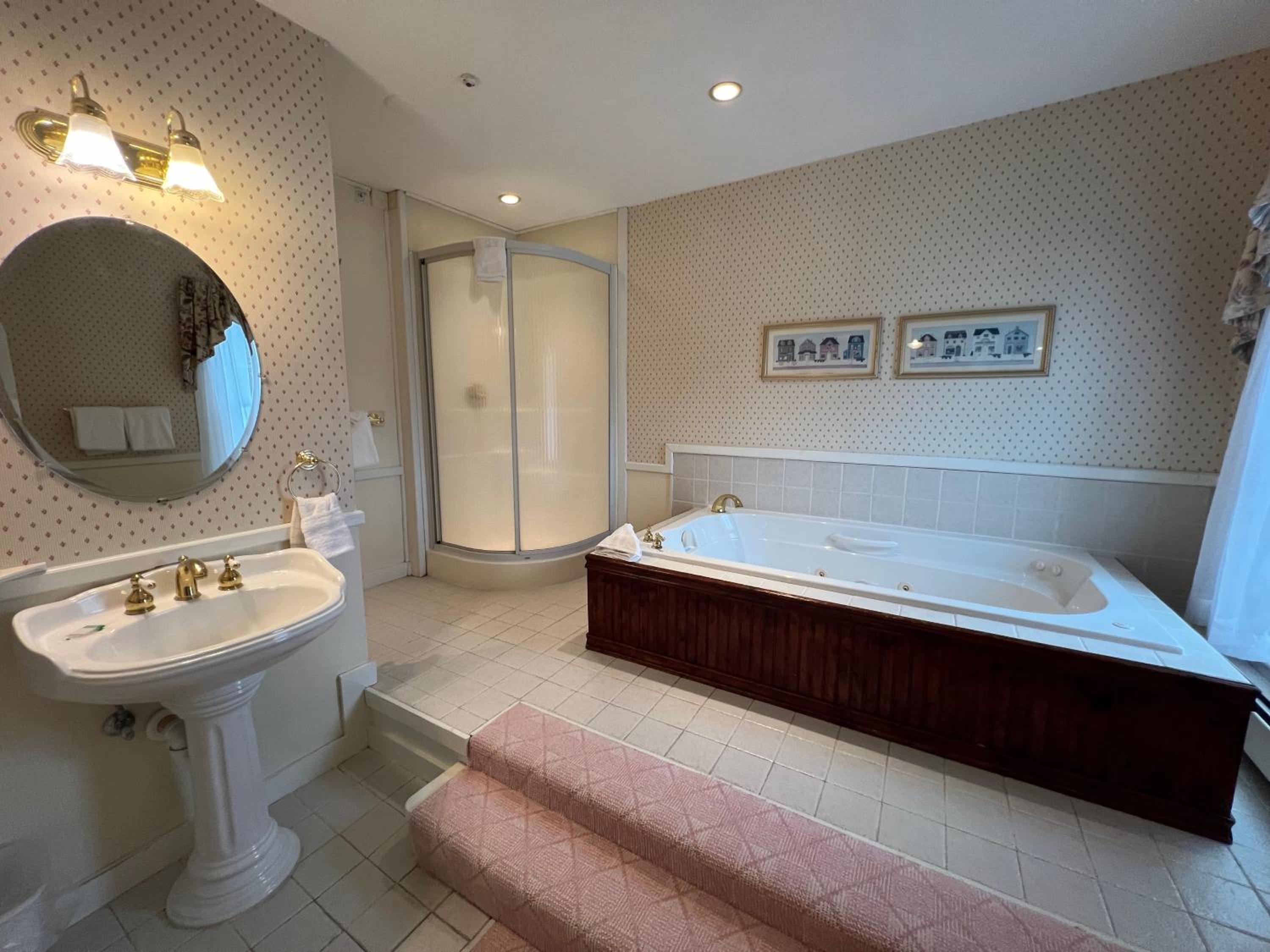 Luxury King Room - Photo 12