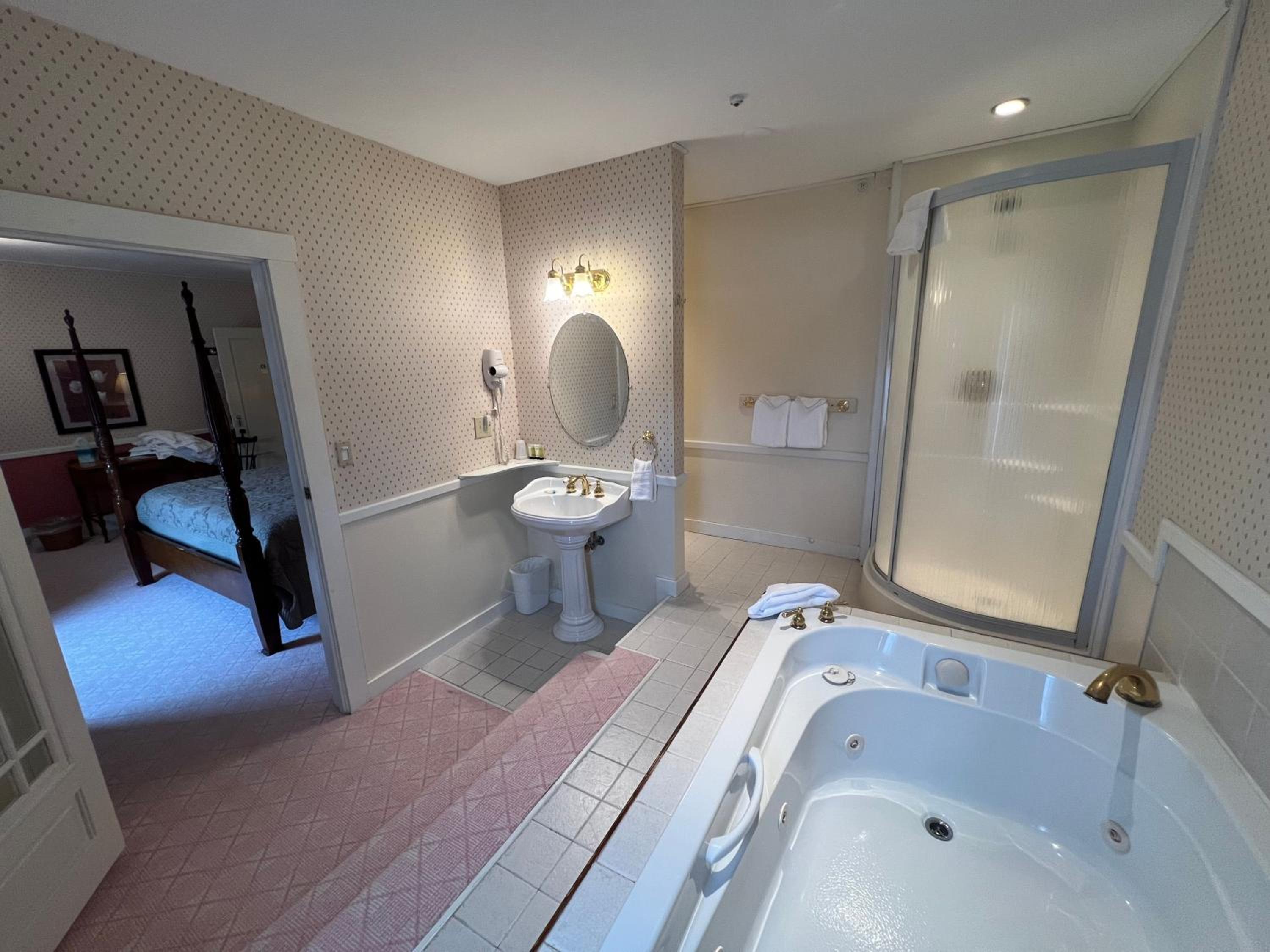 Luxury King Room - Photo 11