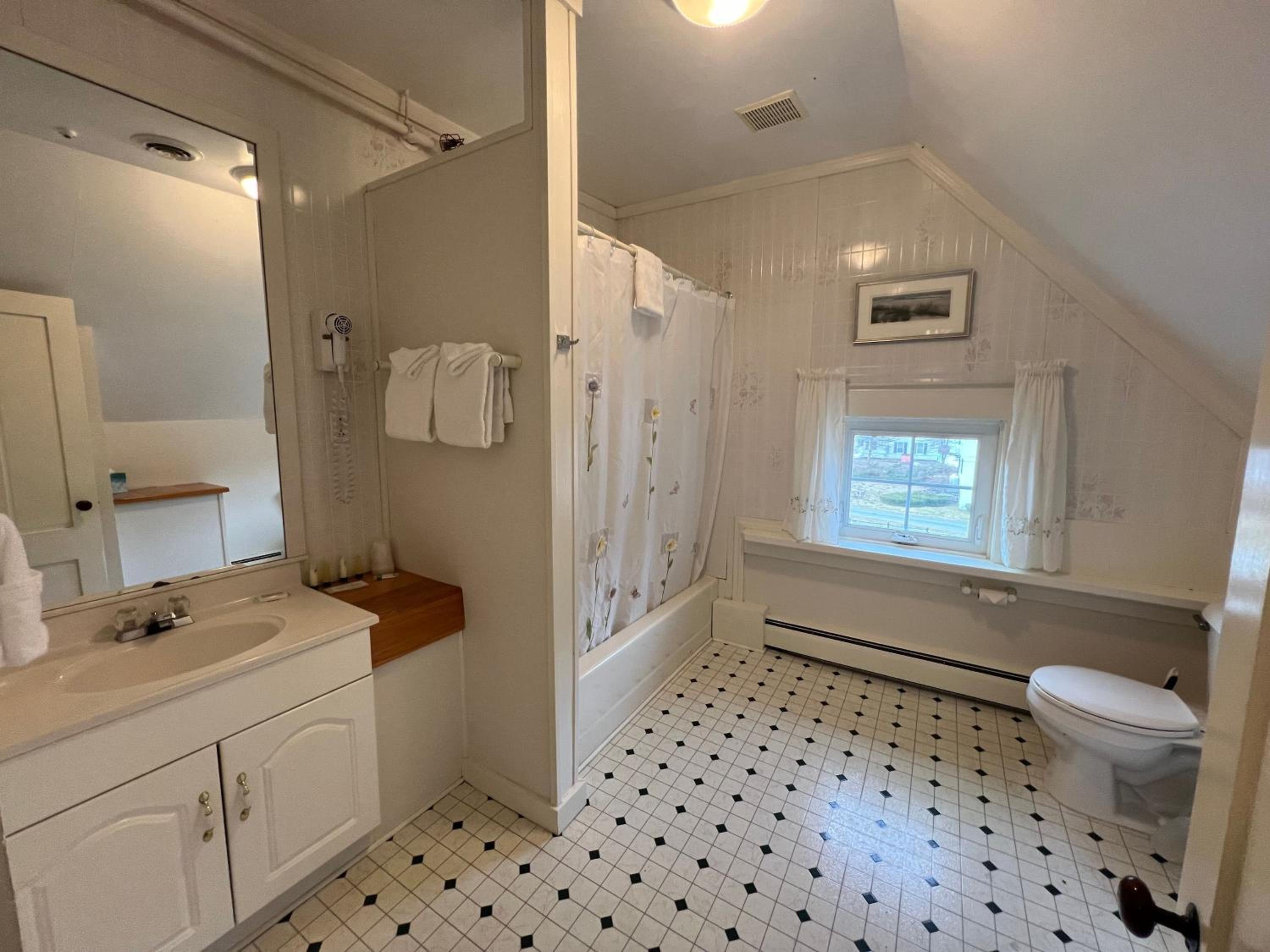 Three-Bedroom Suite - Photo 7