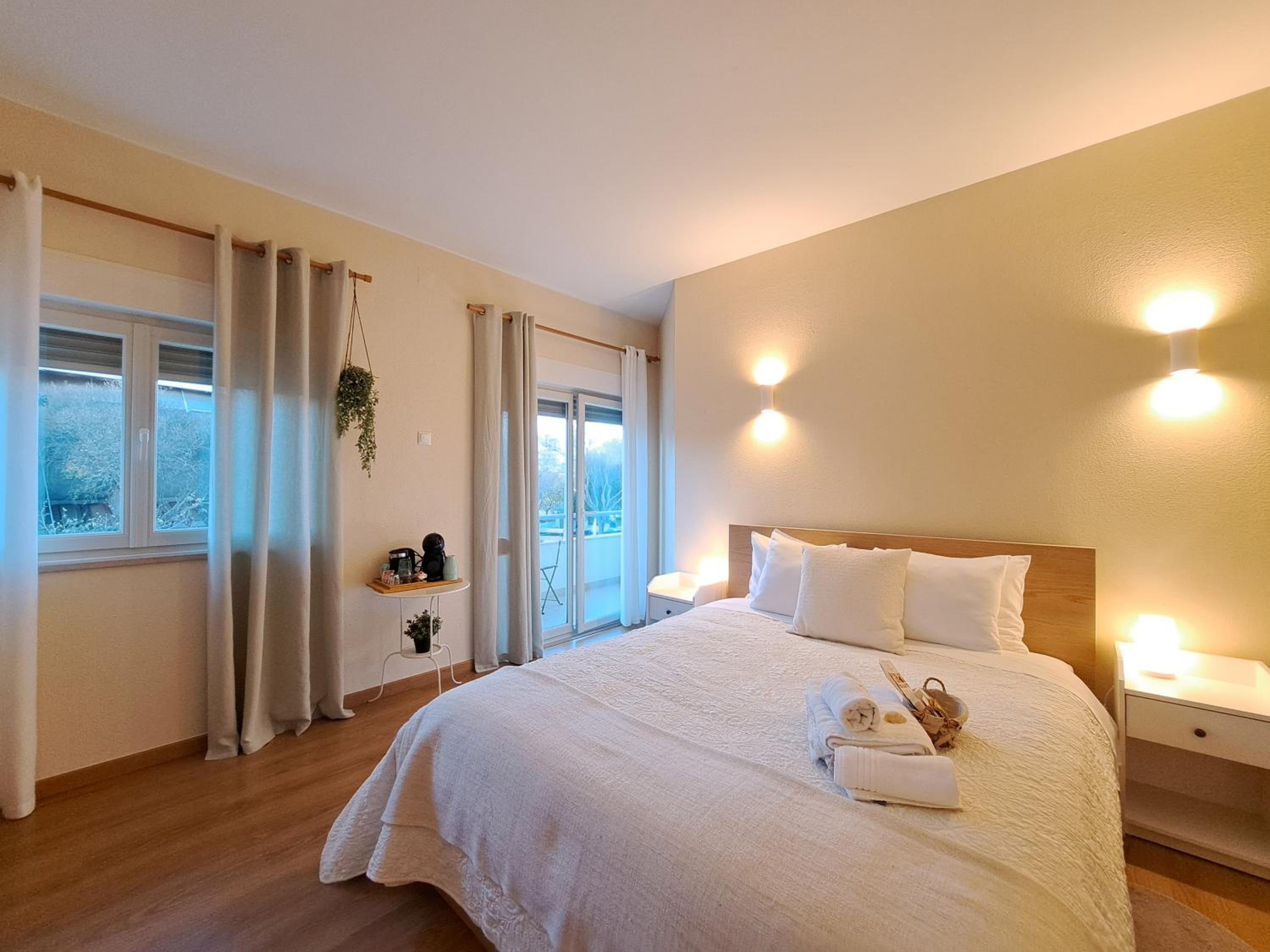 Queen Room with Shared Bathroom photo 1