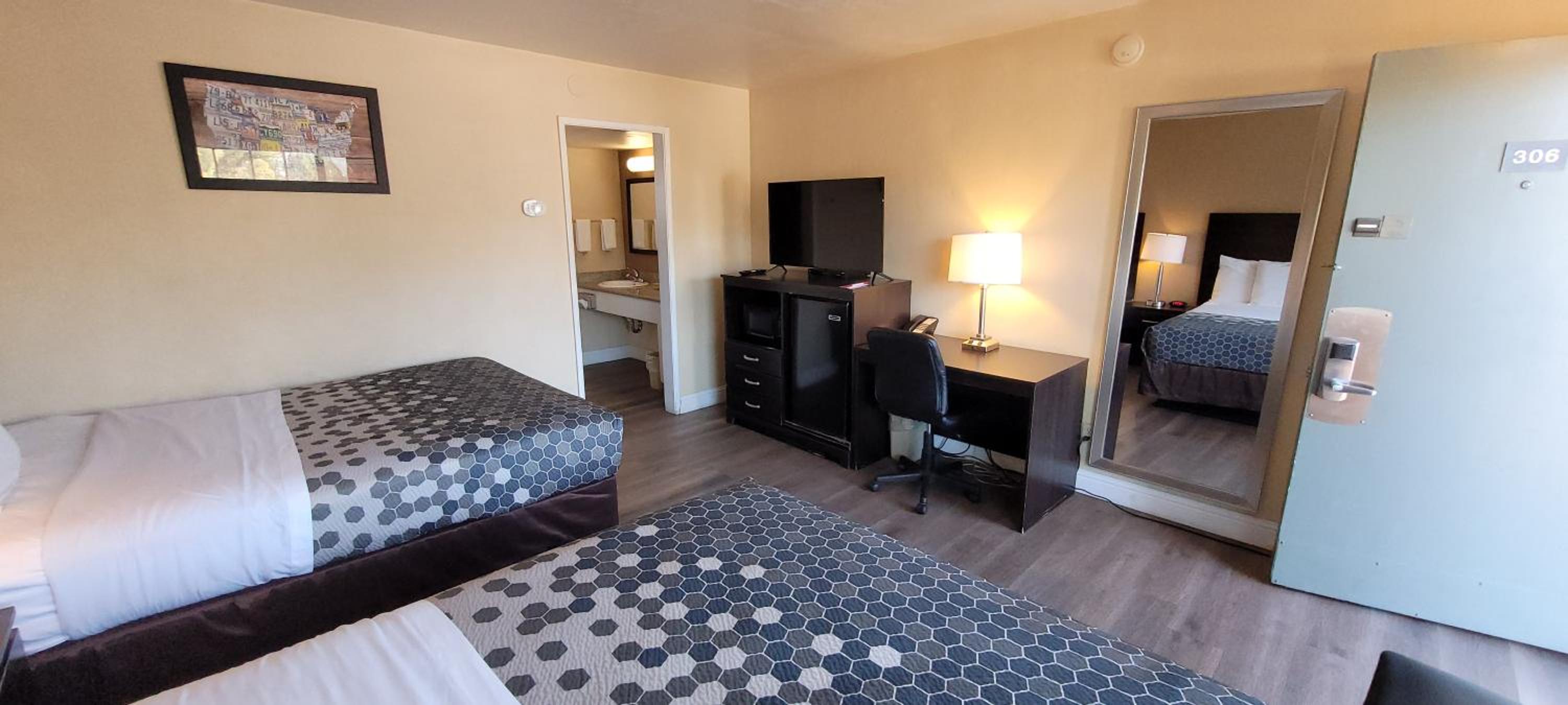 Double Room with Two Double Beds - Smoking - Photo 3