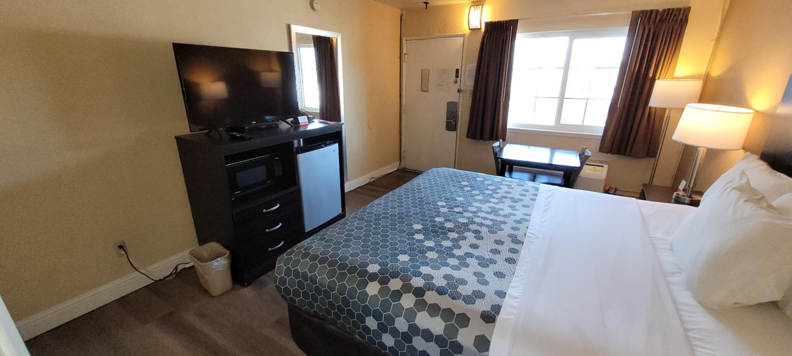 Queen Room - Non-Smoking - Photo 2
