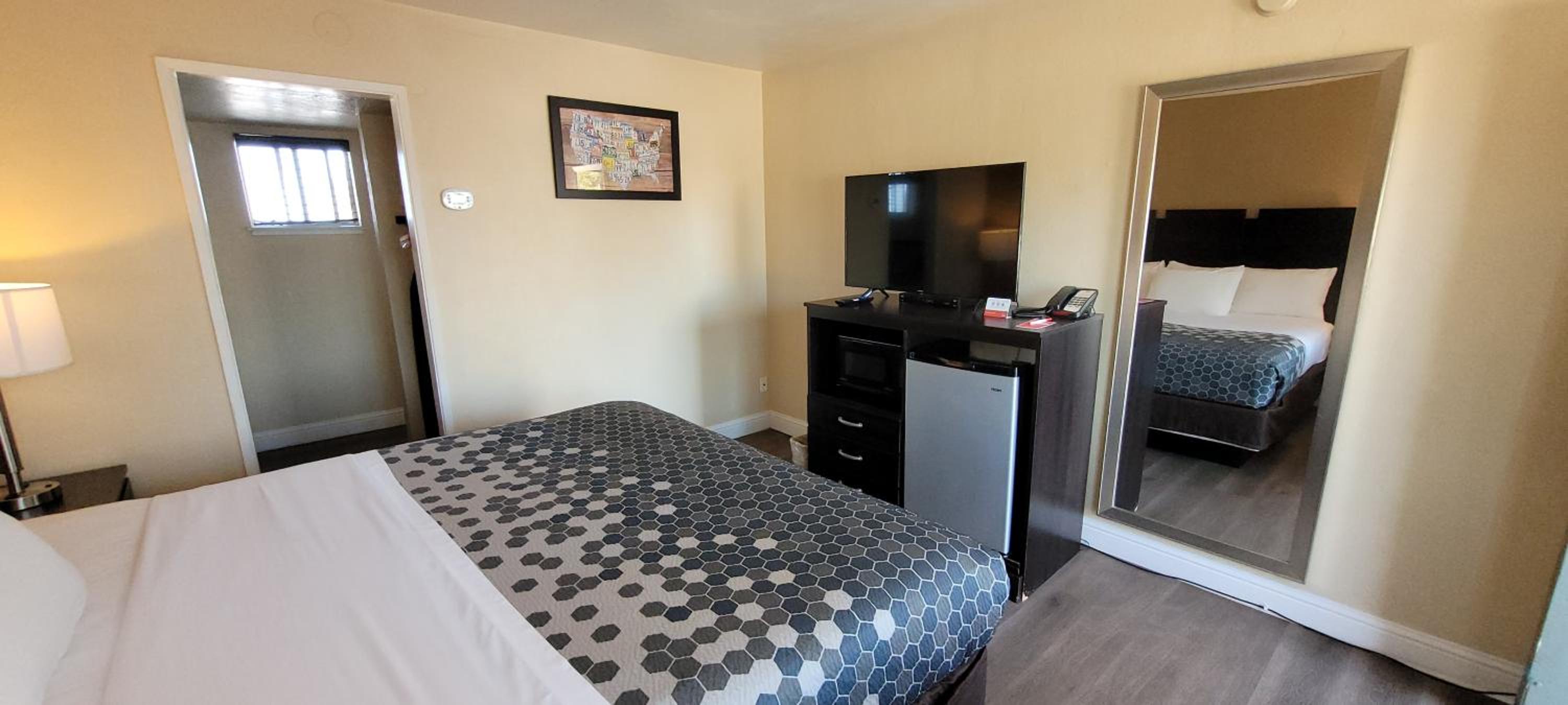 Queen Room - Non-Smoking - Photo 1