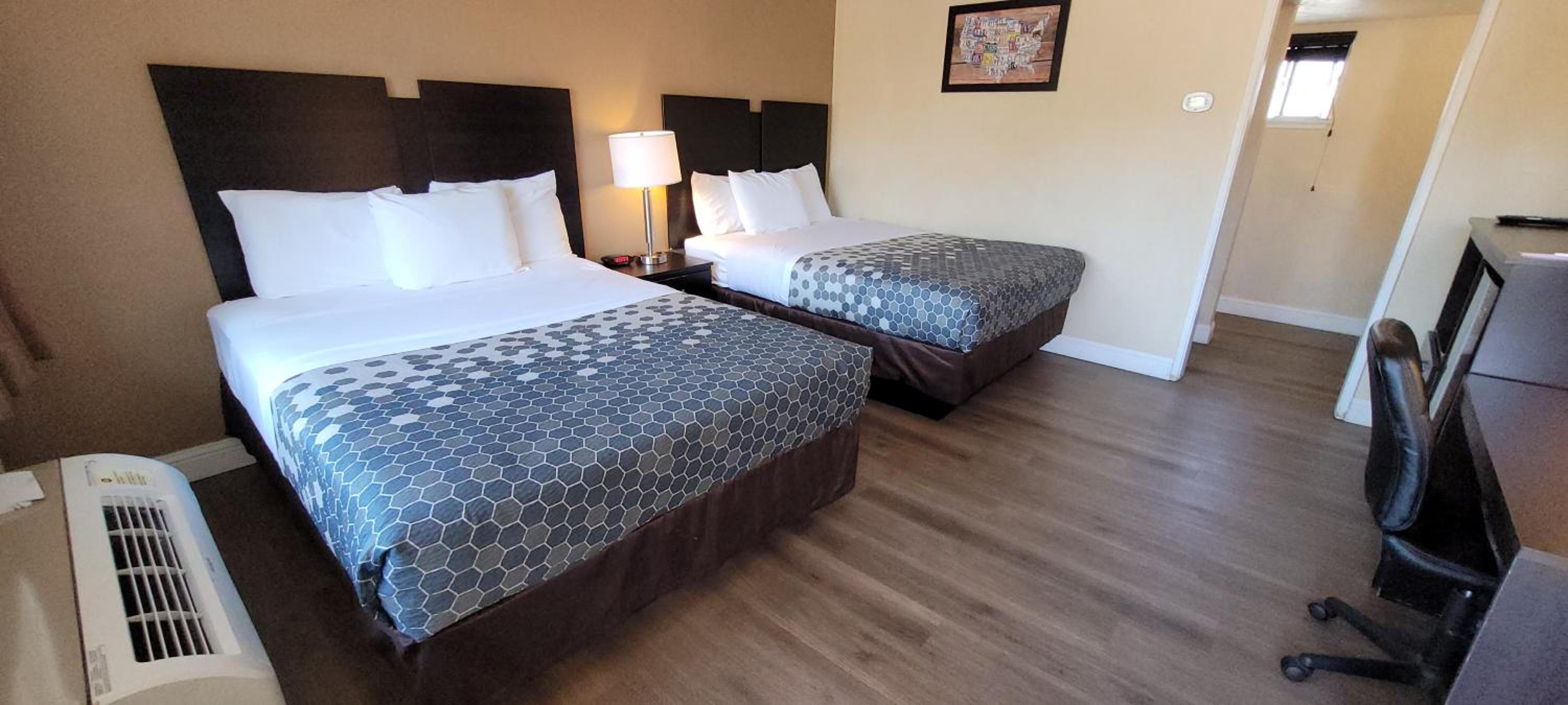 Double Room with Two Double Beds - Smoking - Photo 1