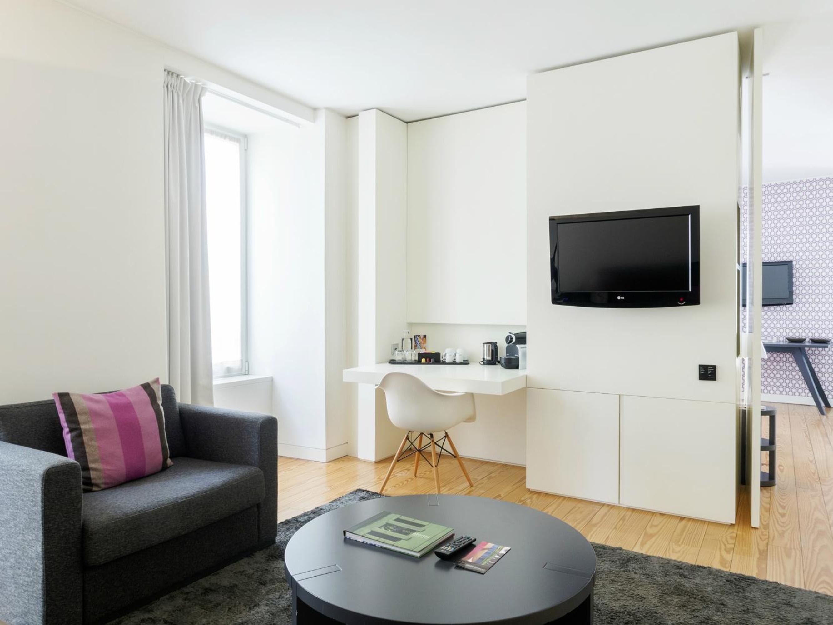 Suite - Photo 1