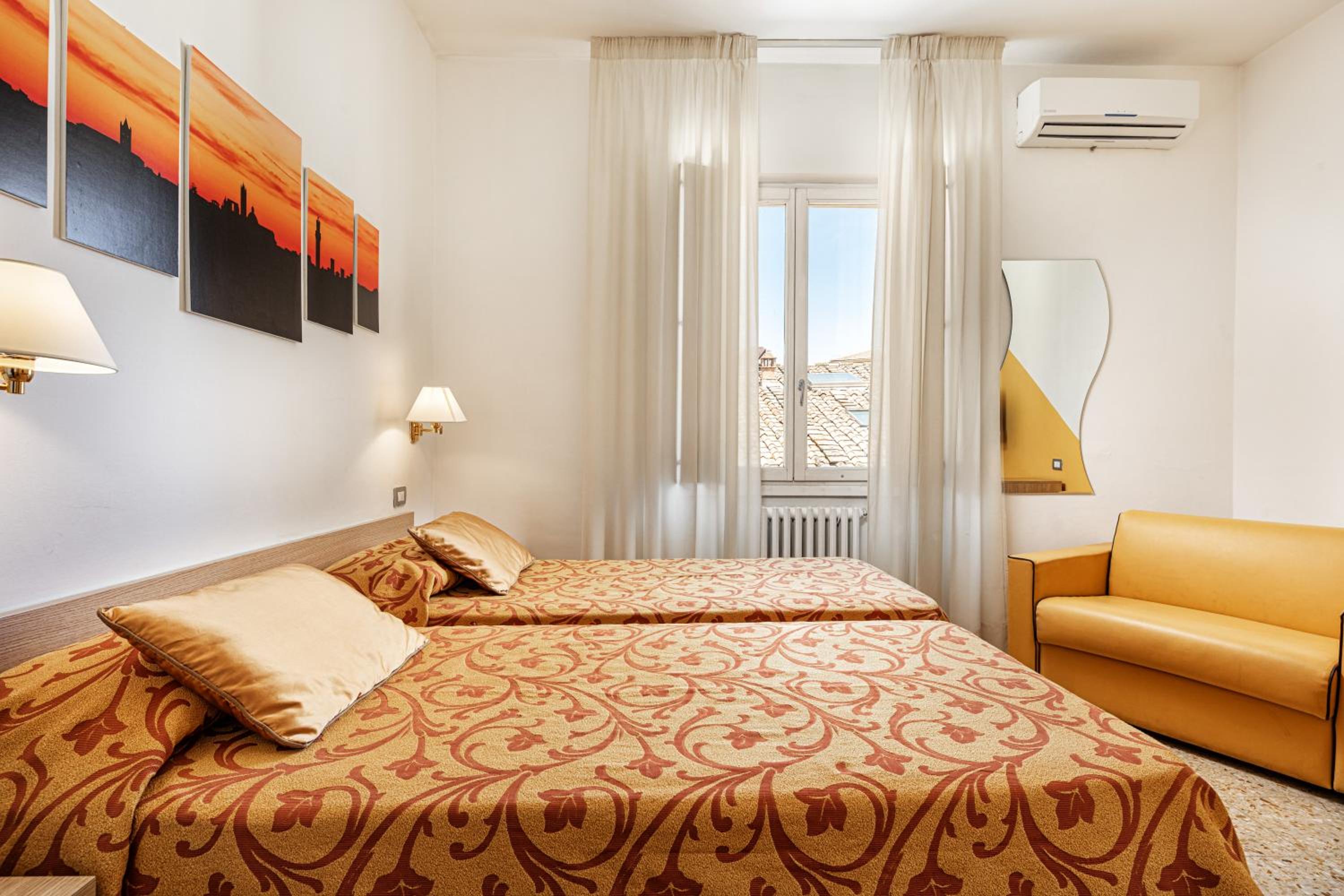 Economy Triple Room - Photo 10