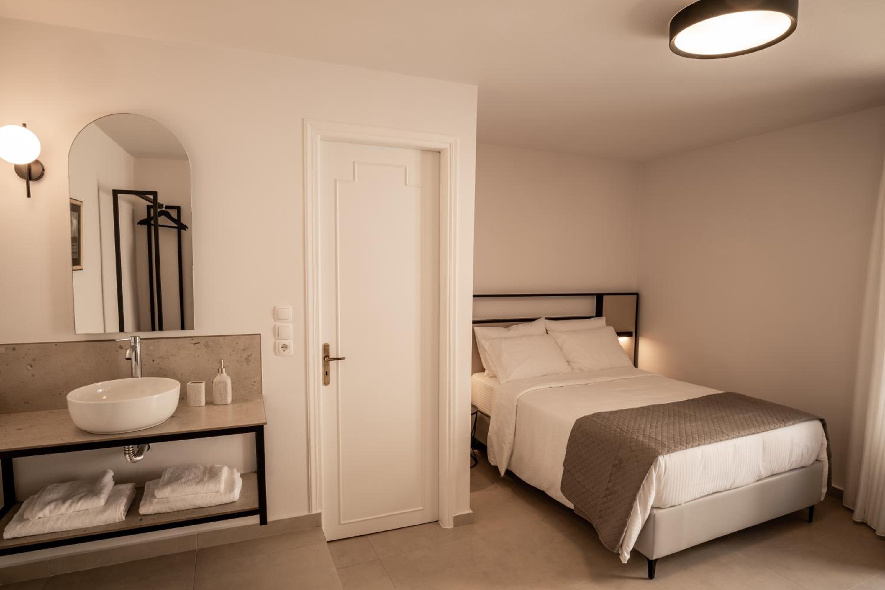 Deluxe Double Room with Balcony and Sea View photo 2