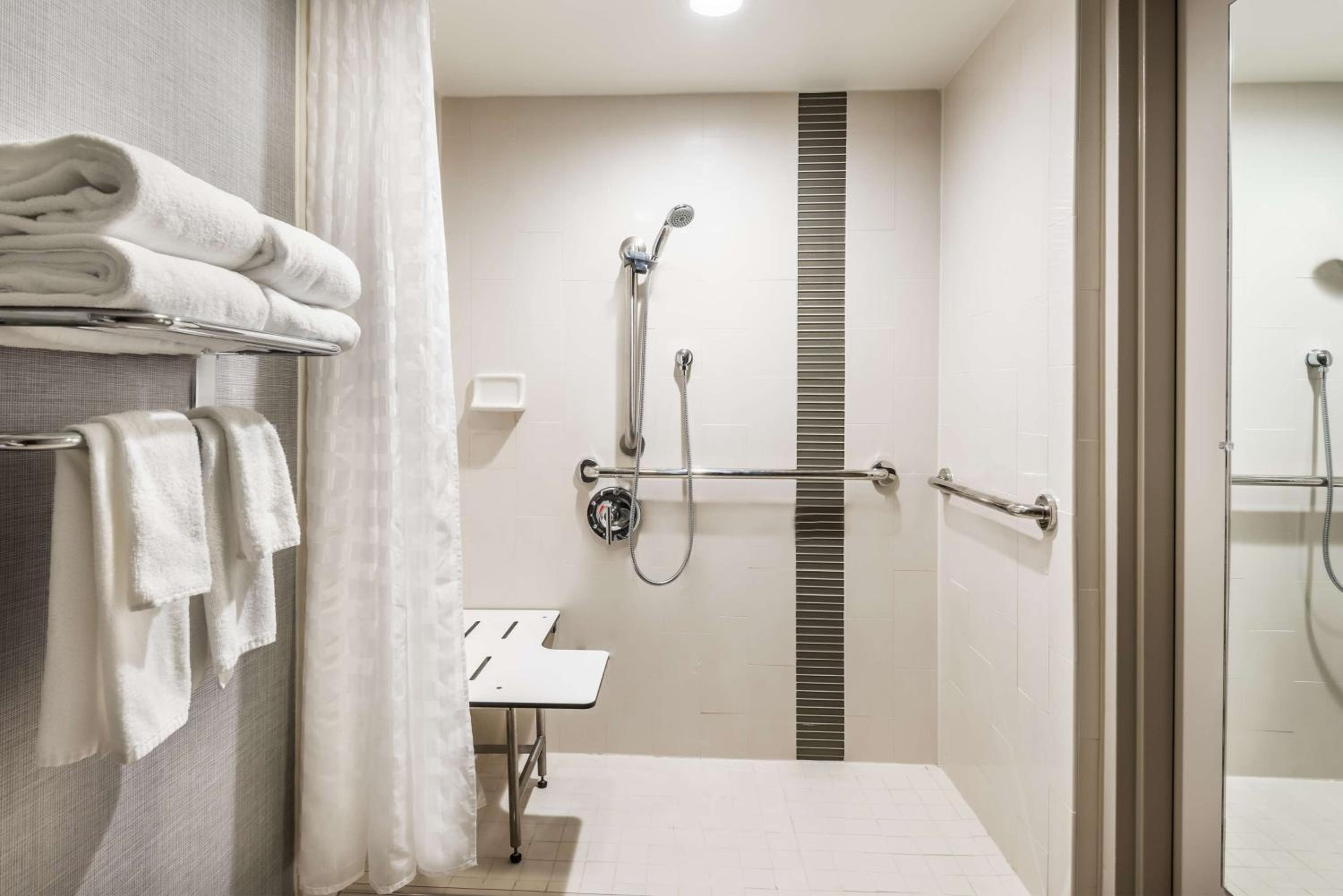 King Room with Roll-In Shower - Disability Access - Photo 6