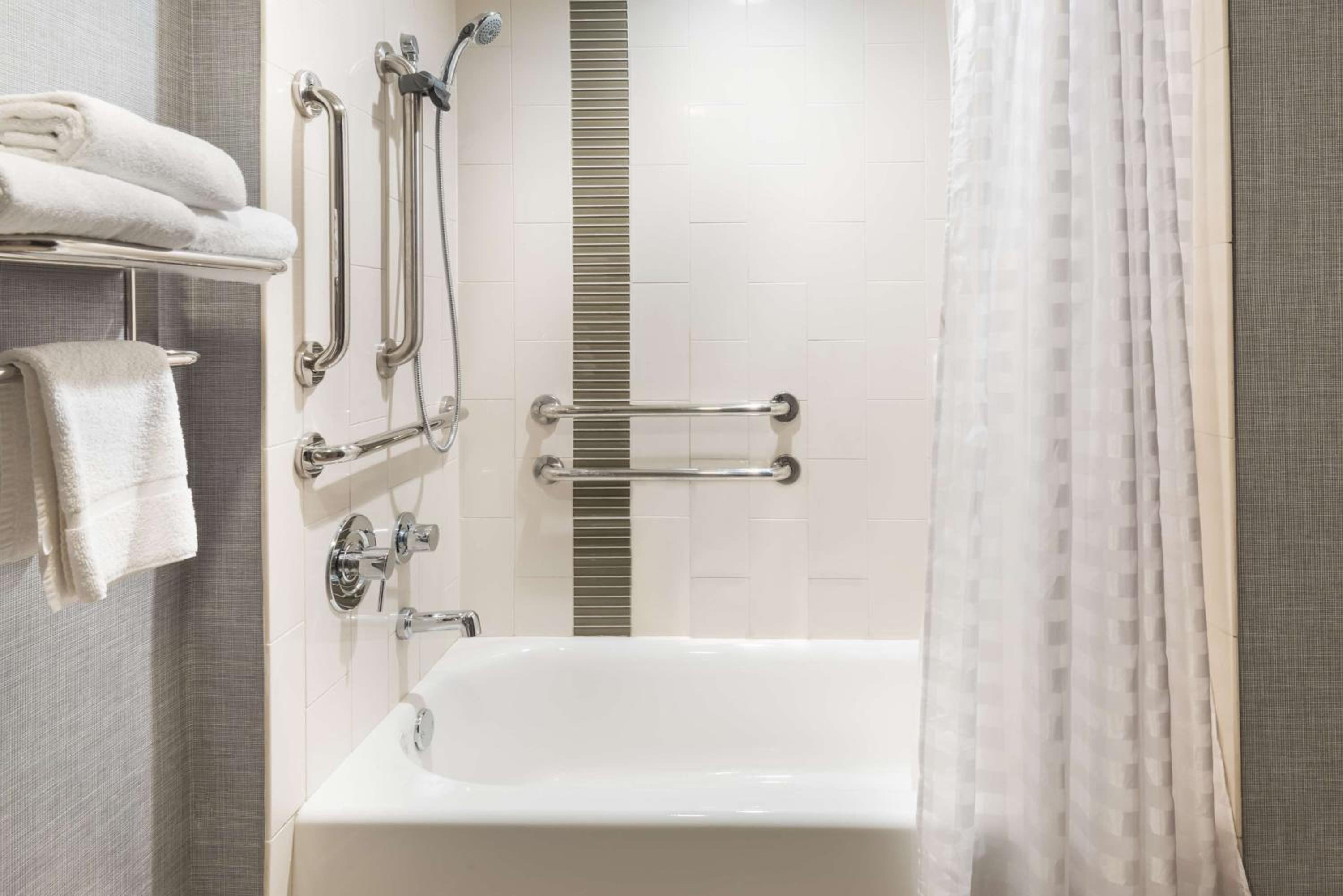 King Room with Accessible Tub - Disability Access - Photo 7