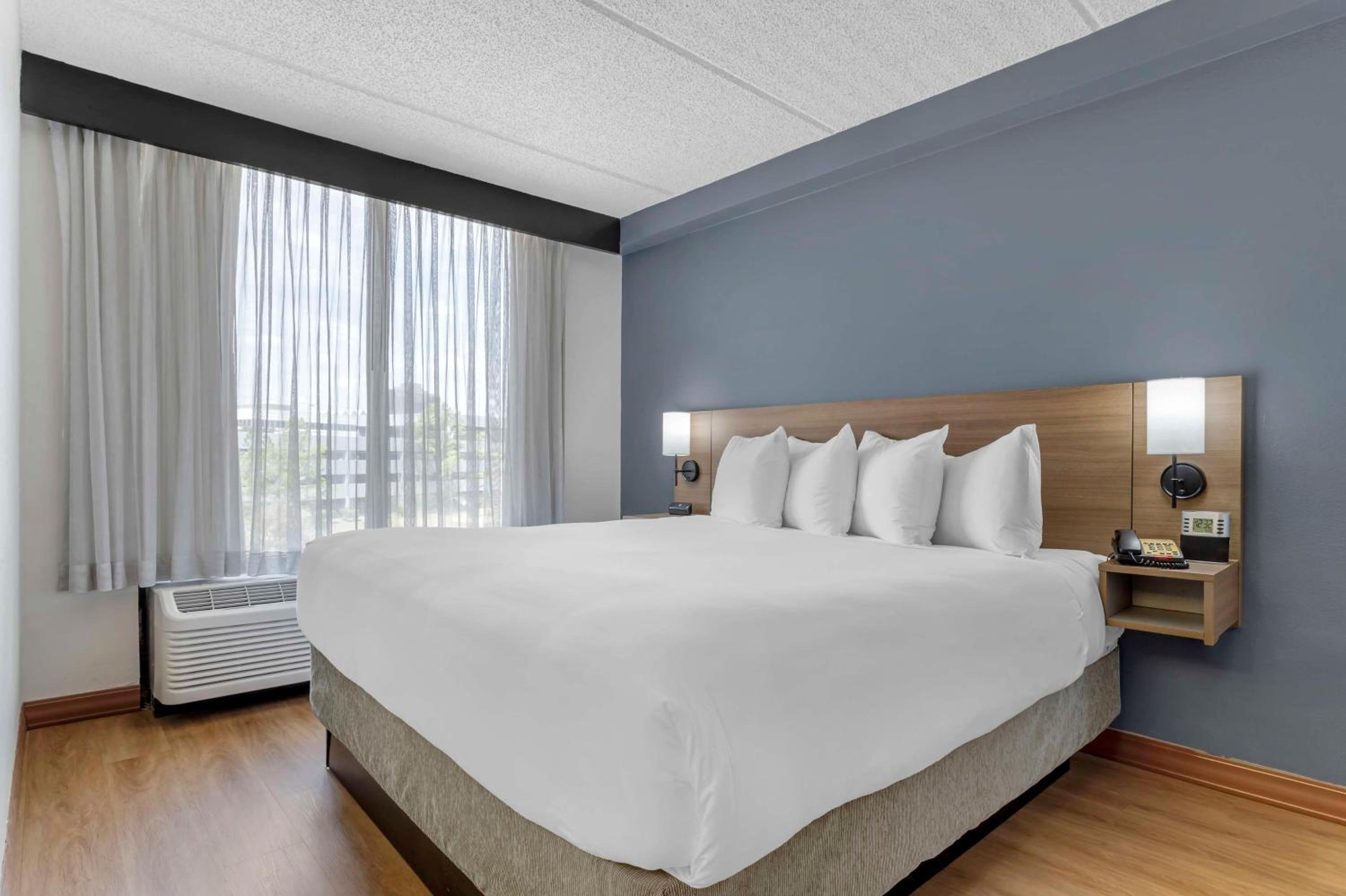 King Room with Sofa Bed - High Floor - Photo 1