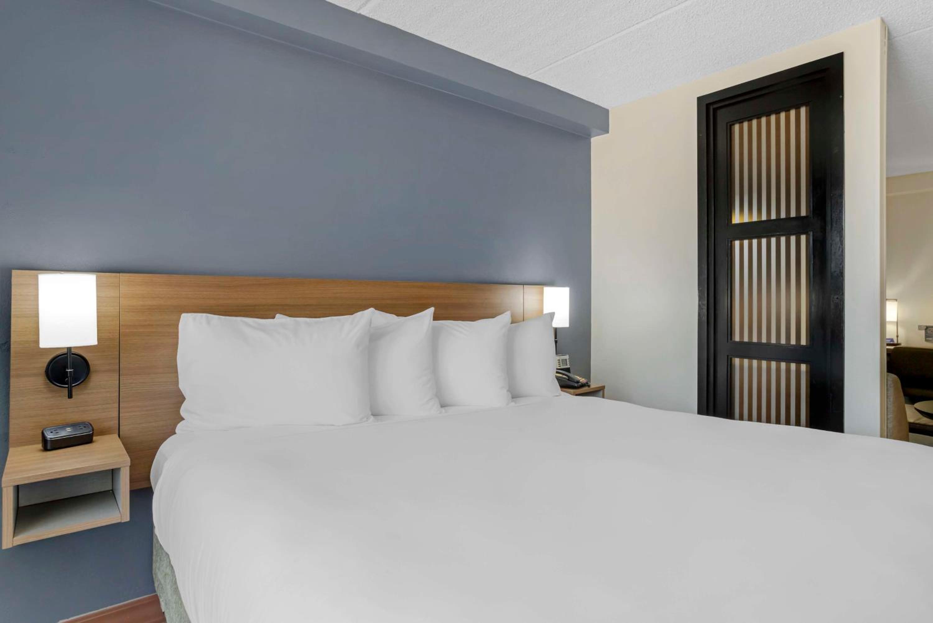 King Room with Sofa Bed - High Floor - Photo 9