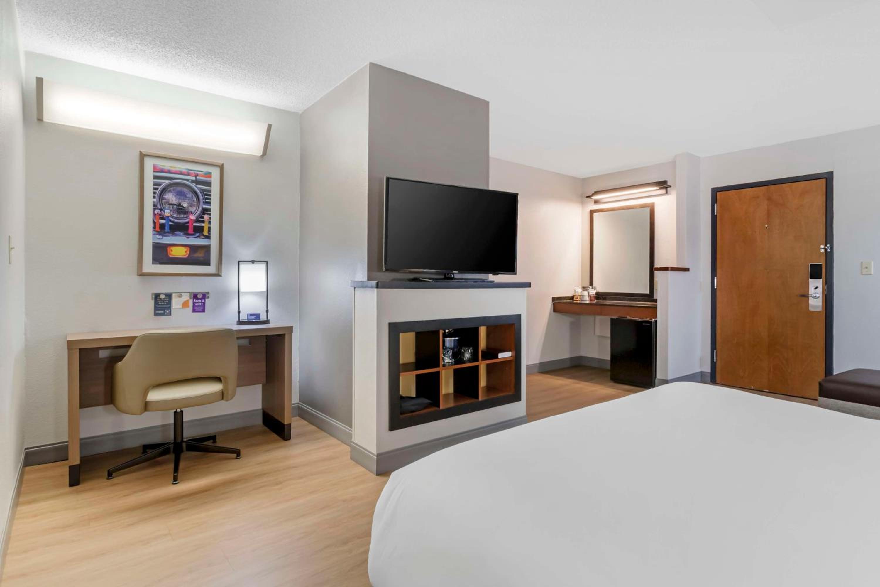King Room with Sofa Bed - High Floor - Photo 6