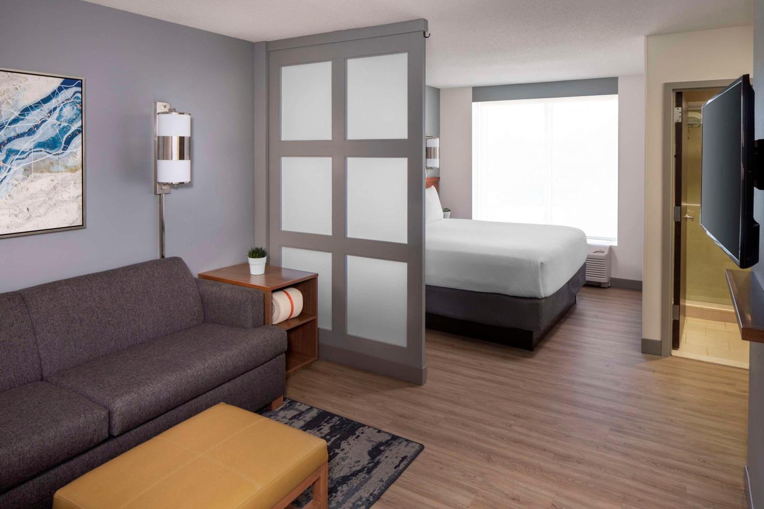 King Room with Sofa Bed and Water View photo 2