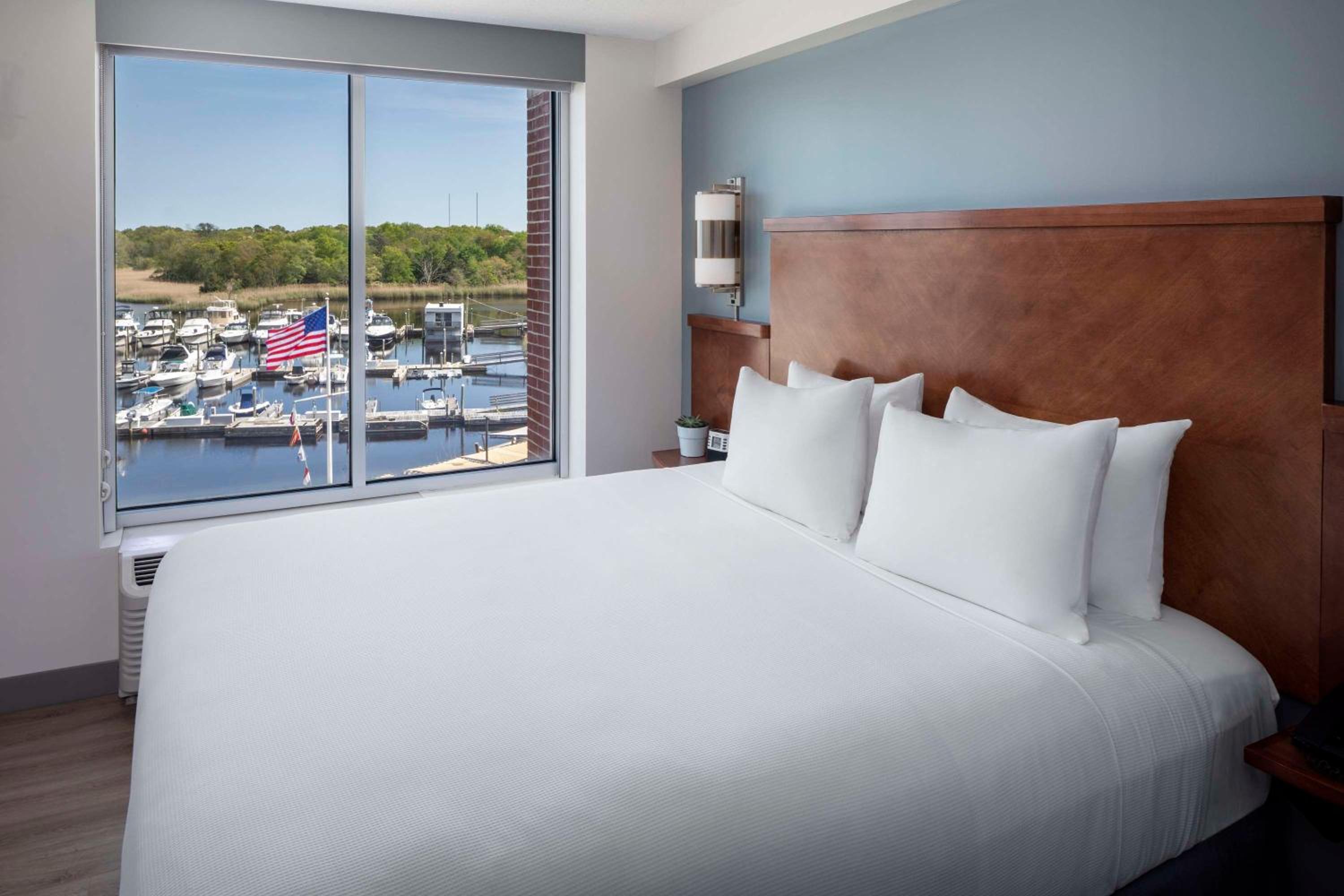 King Room with Sofa Bed and Water View photo 1