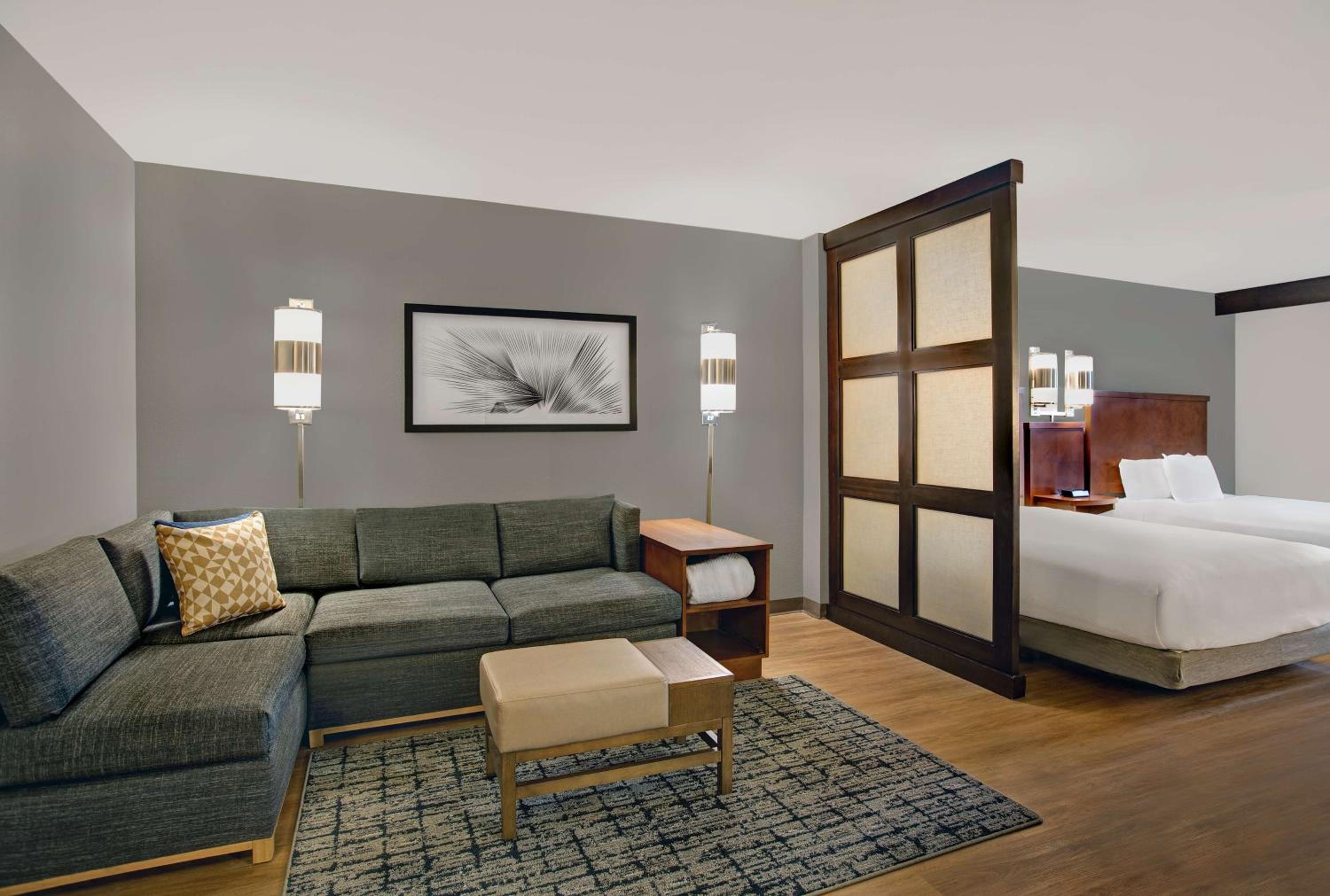 Queen Room with Two Queen Beds and Sofa Bed - High Floor - Photo 6