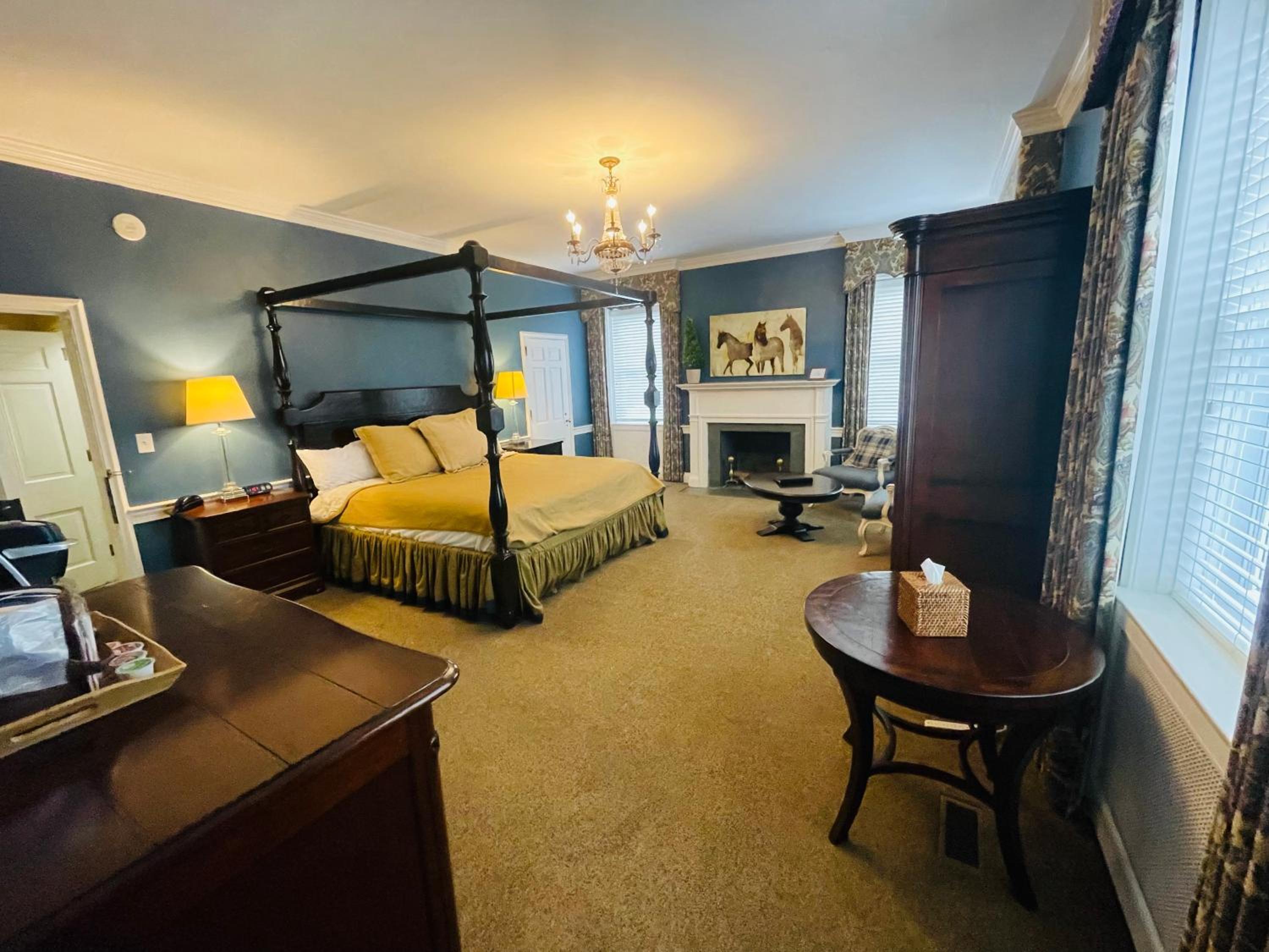 Deluxe King Room - Photo 2