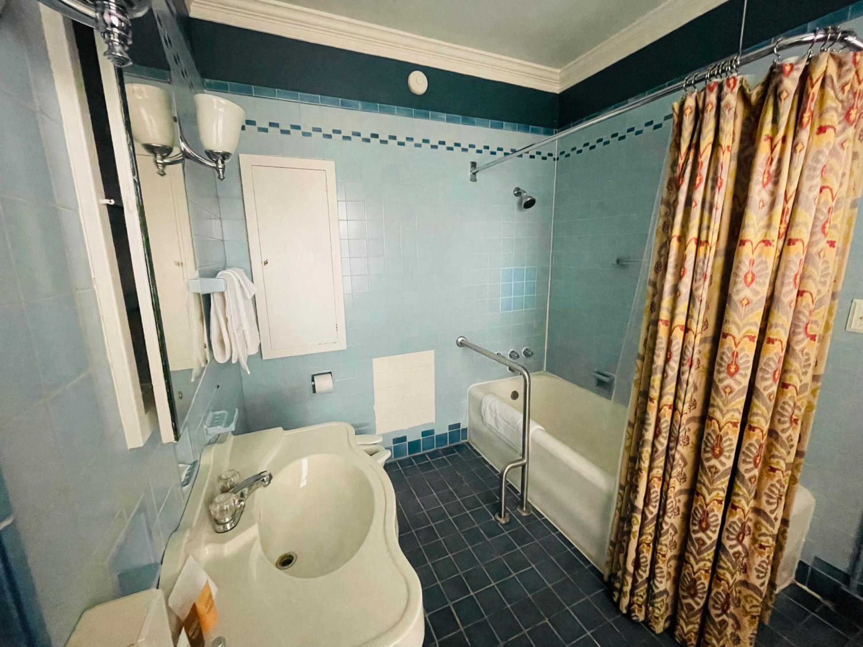Deluxe King Room - Photo 4