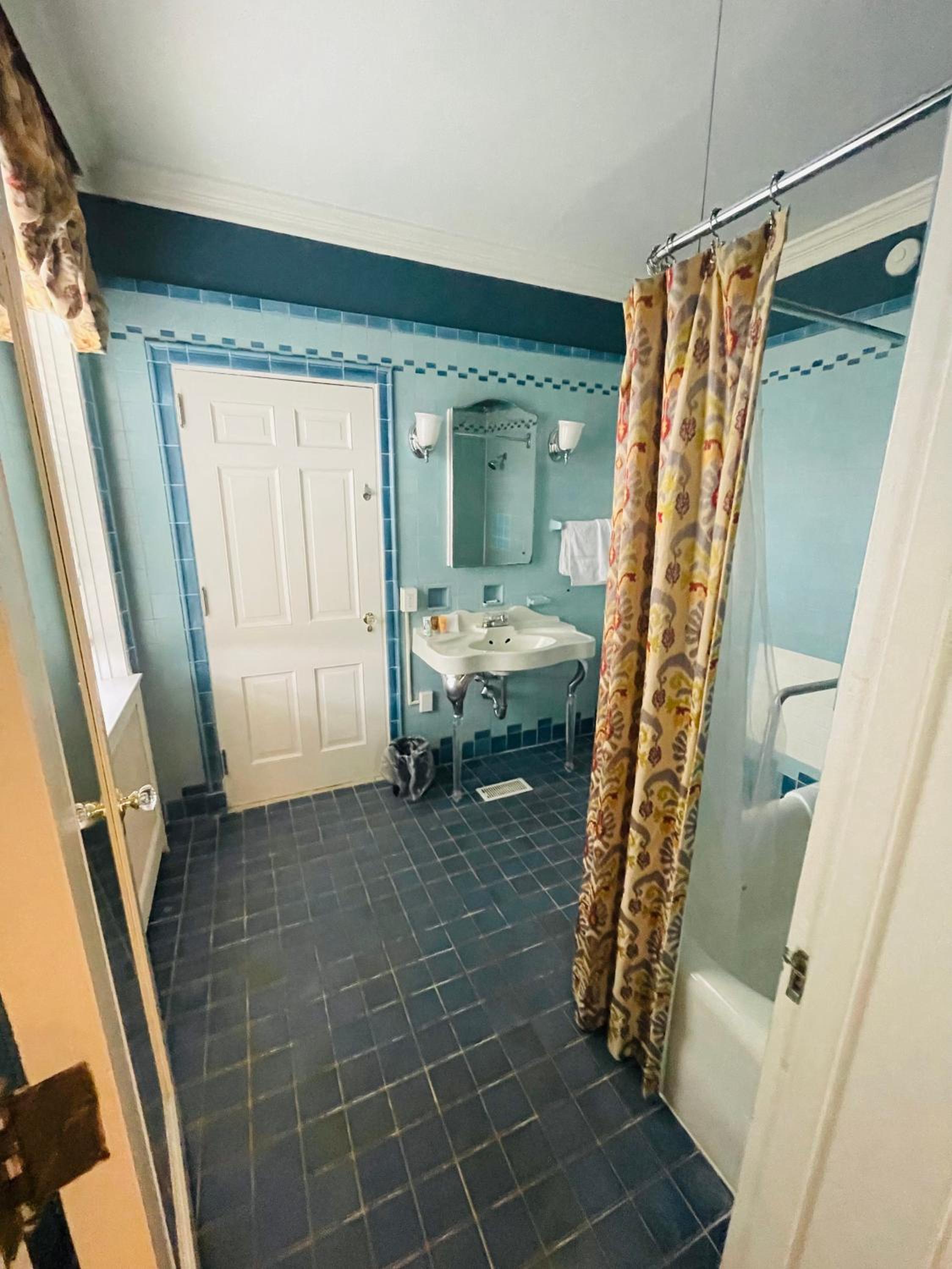 Deluxe King Room - Photo 3