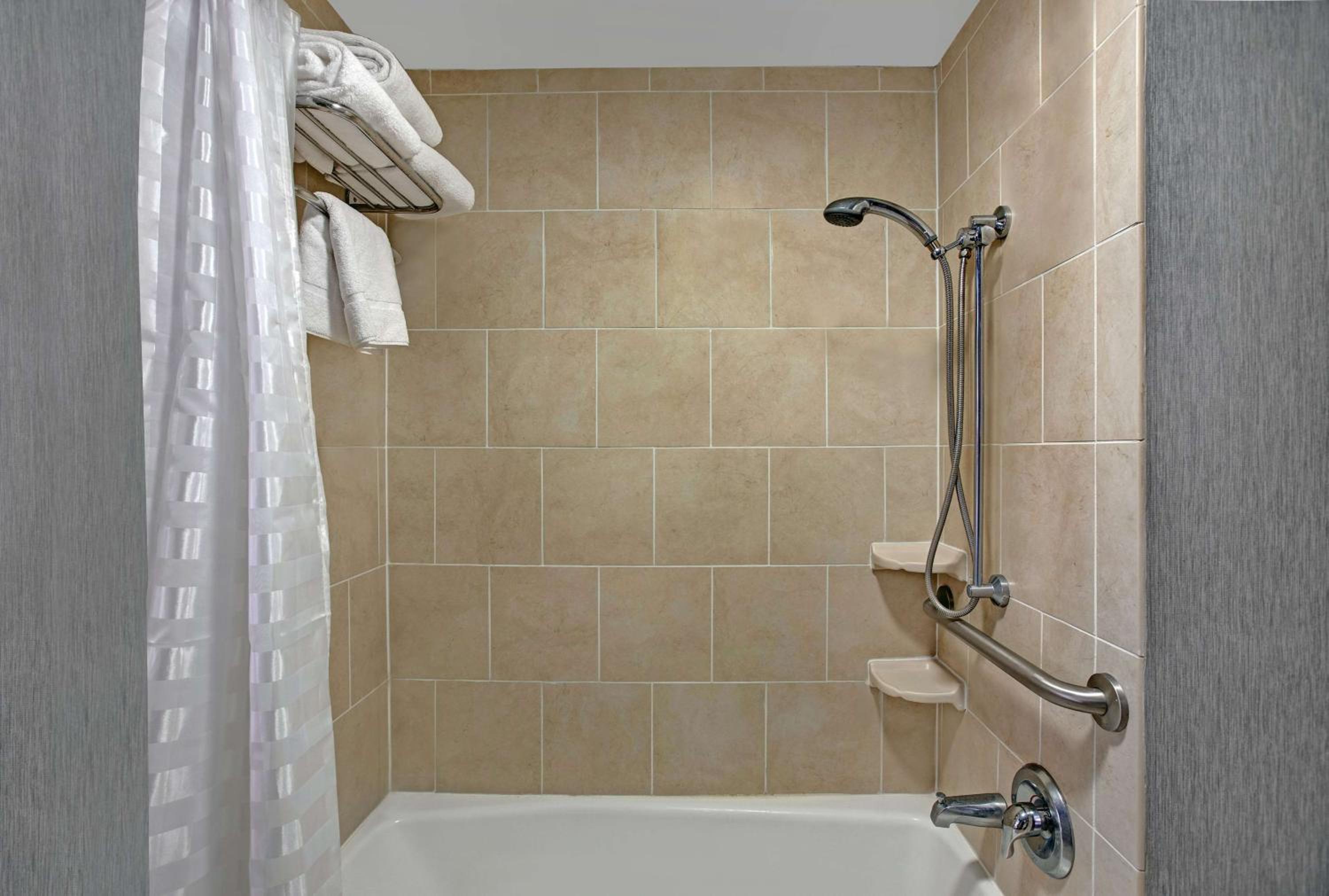 Queen Room with Two Queen Beds, Sofa Bed and Accessible Tub - Photo 6