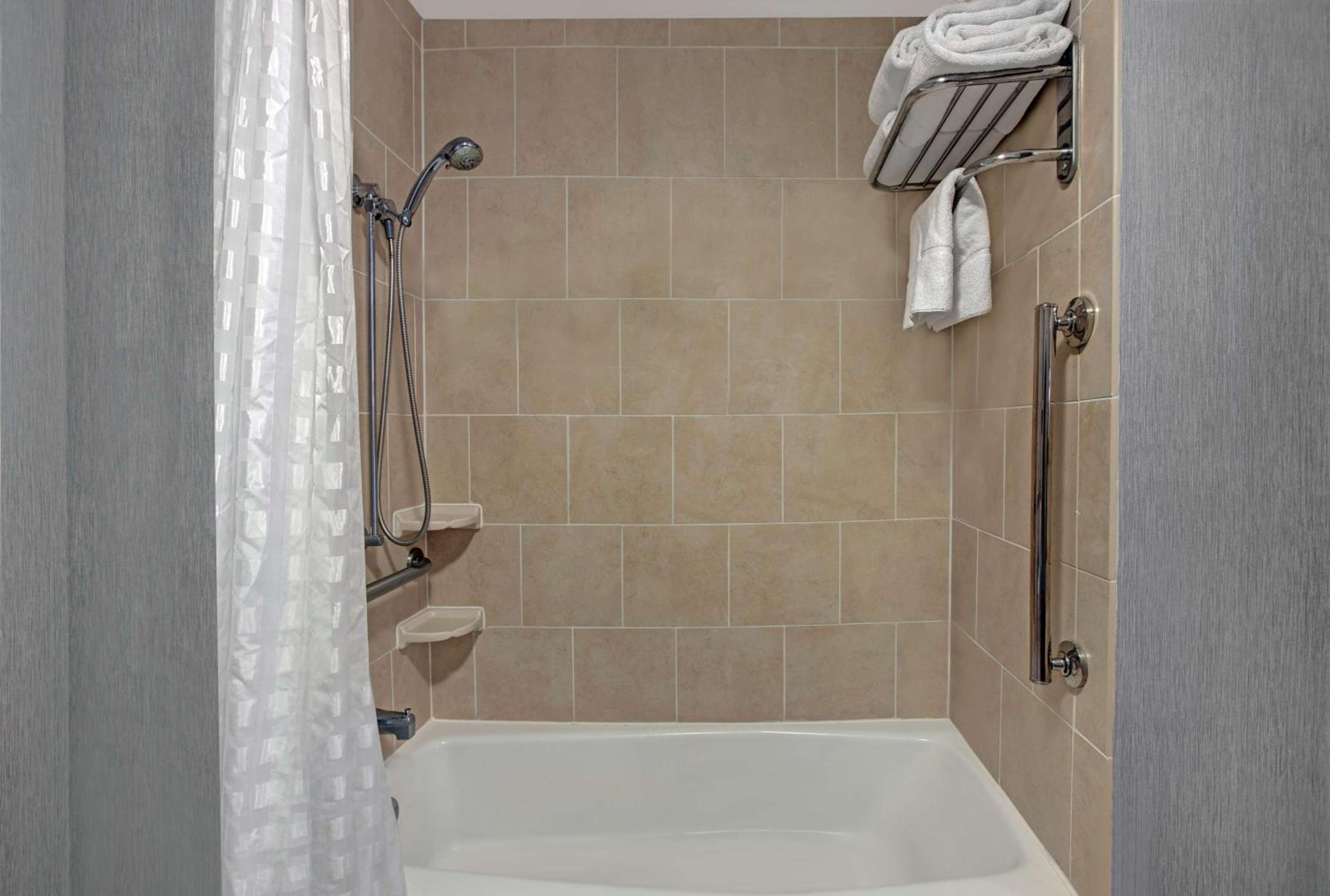 Queen Room with Two Queen Beds, Sofa Bed and Accessible Tub - Photo 2