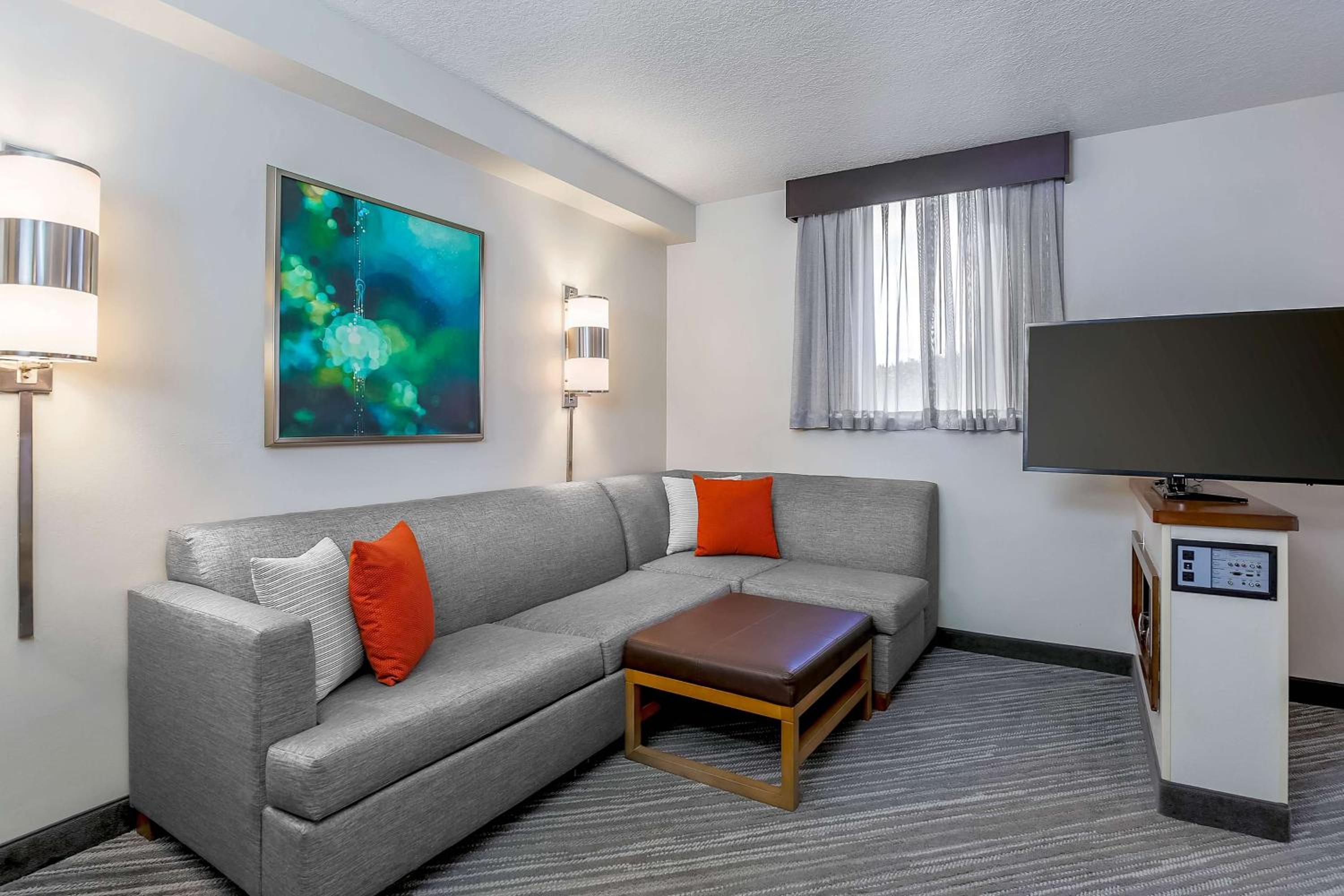 King Room With Sofa Bed And Roll-In Shower - Disability Access - Photo 3