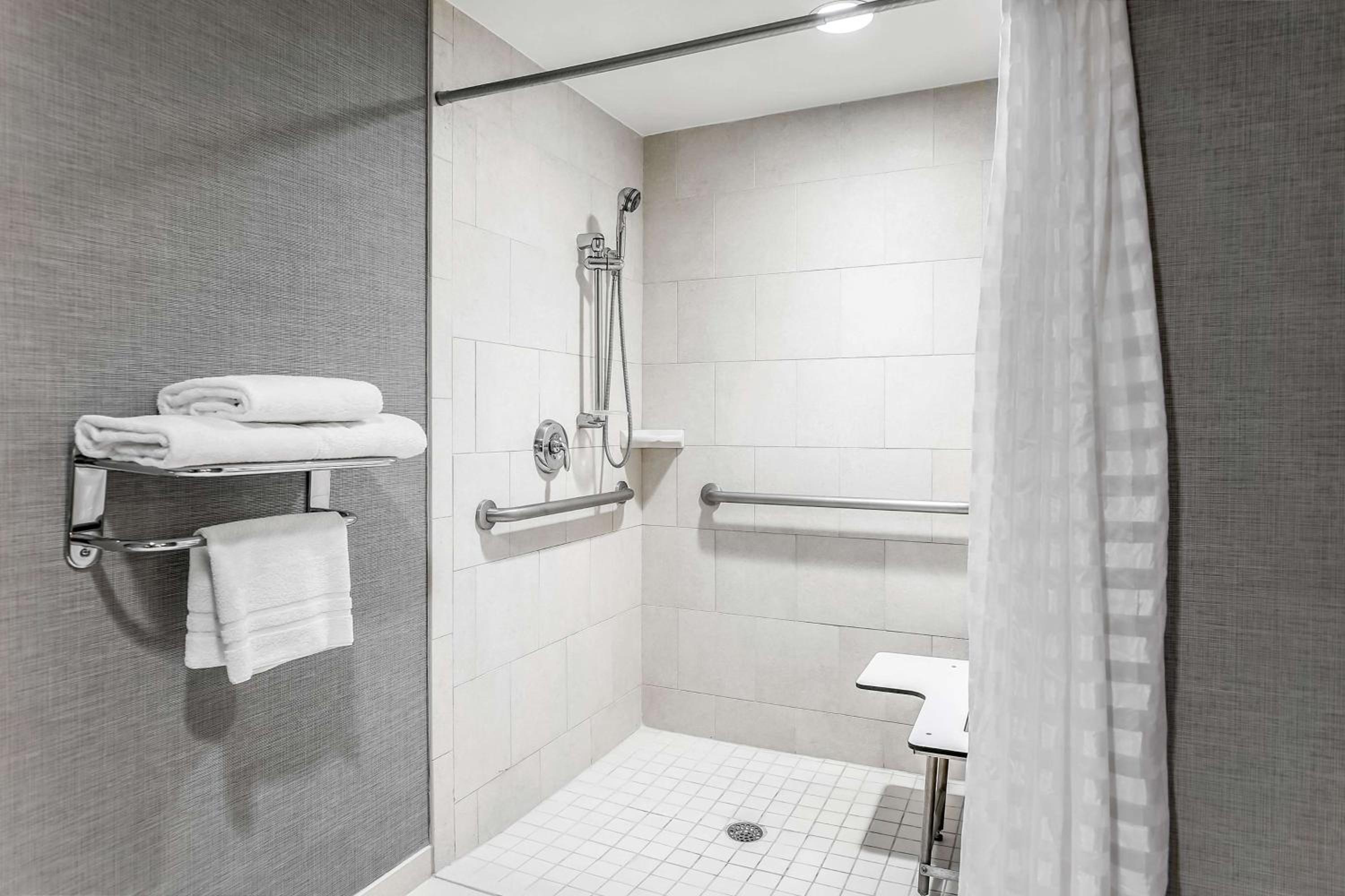 King Room With Sofa Bed And Roll-In Shower - Disability Access - Photo 2