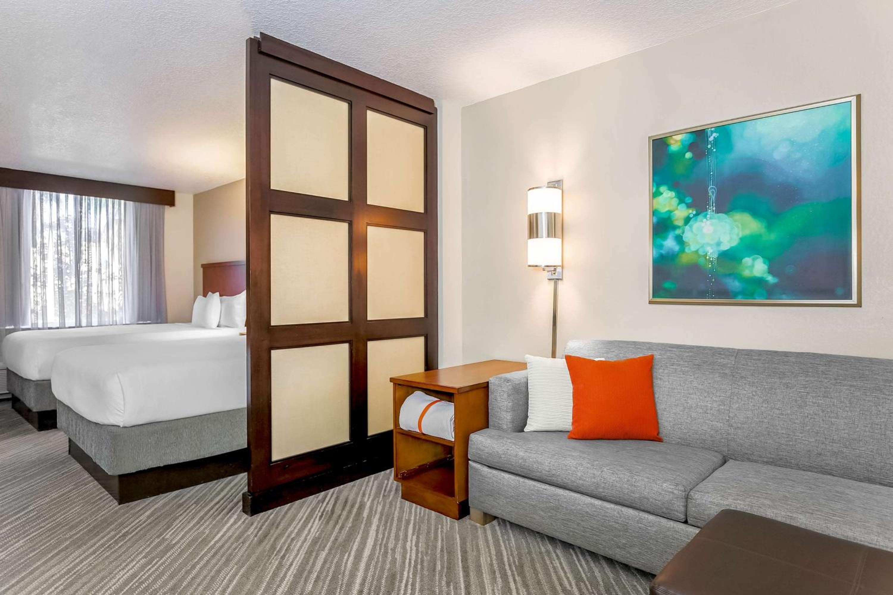 Queen Room with Two Queen Beds and Sofa Bed - Photo 4