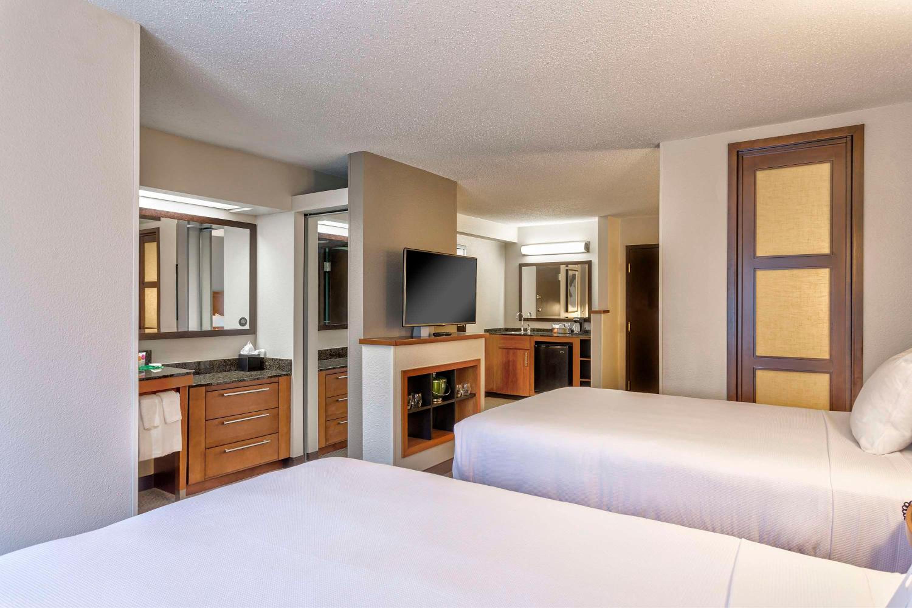 Double Room with Two Double Beds and Sofa Bed - Photo 4
