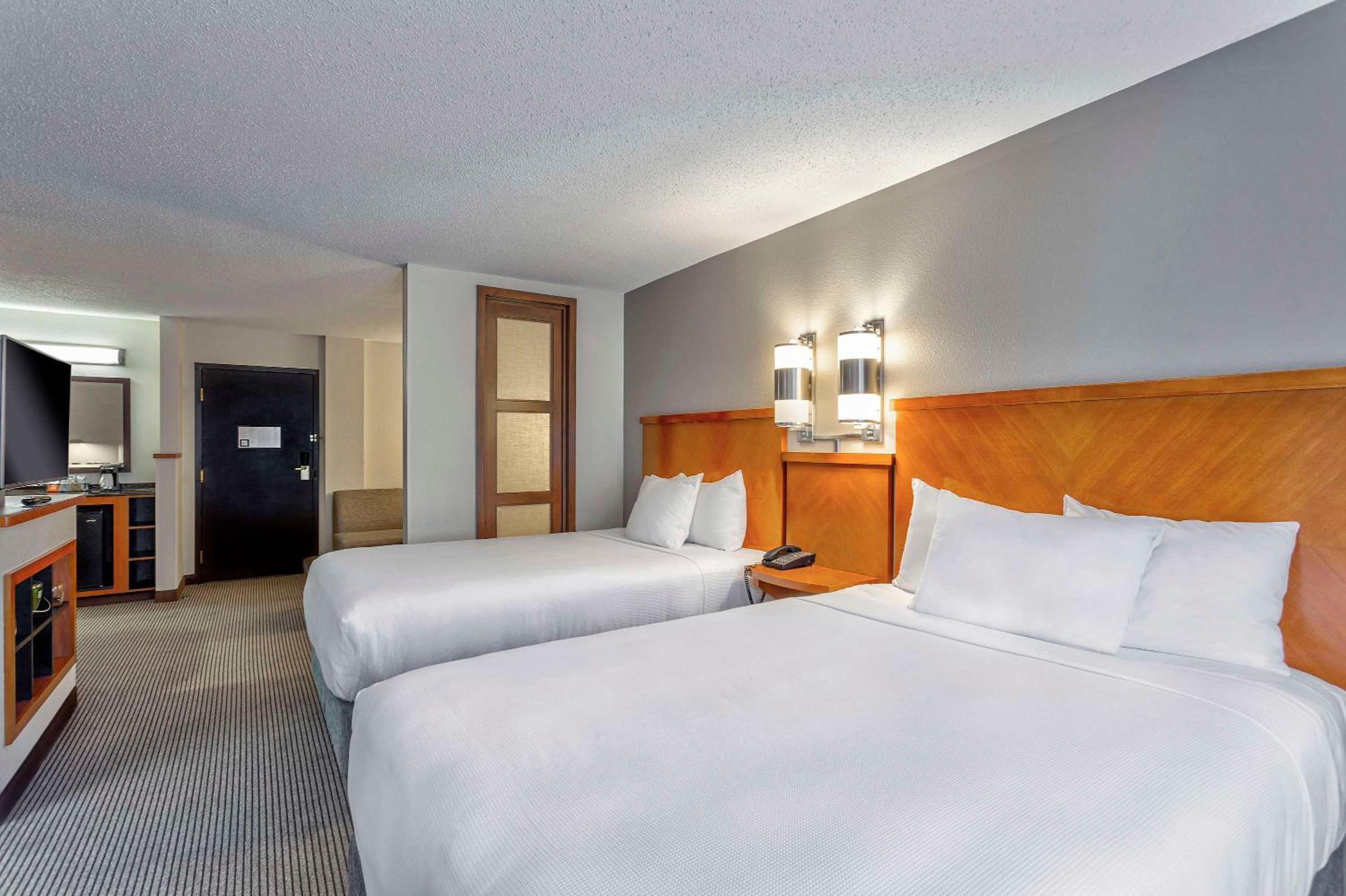 Double Room with Two Double Beds and Sofa Bed - Photo 10