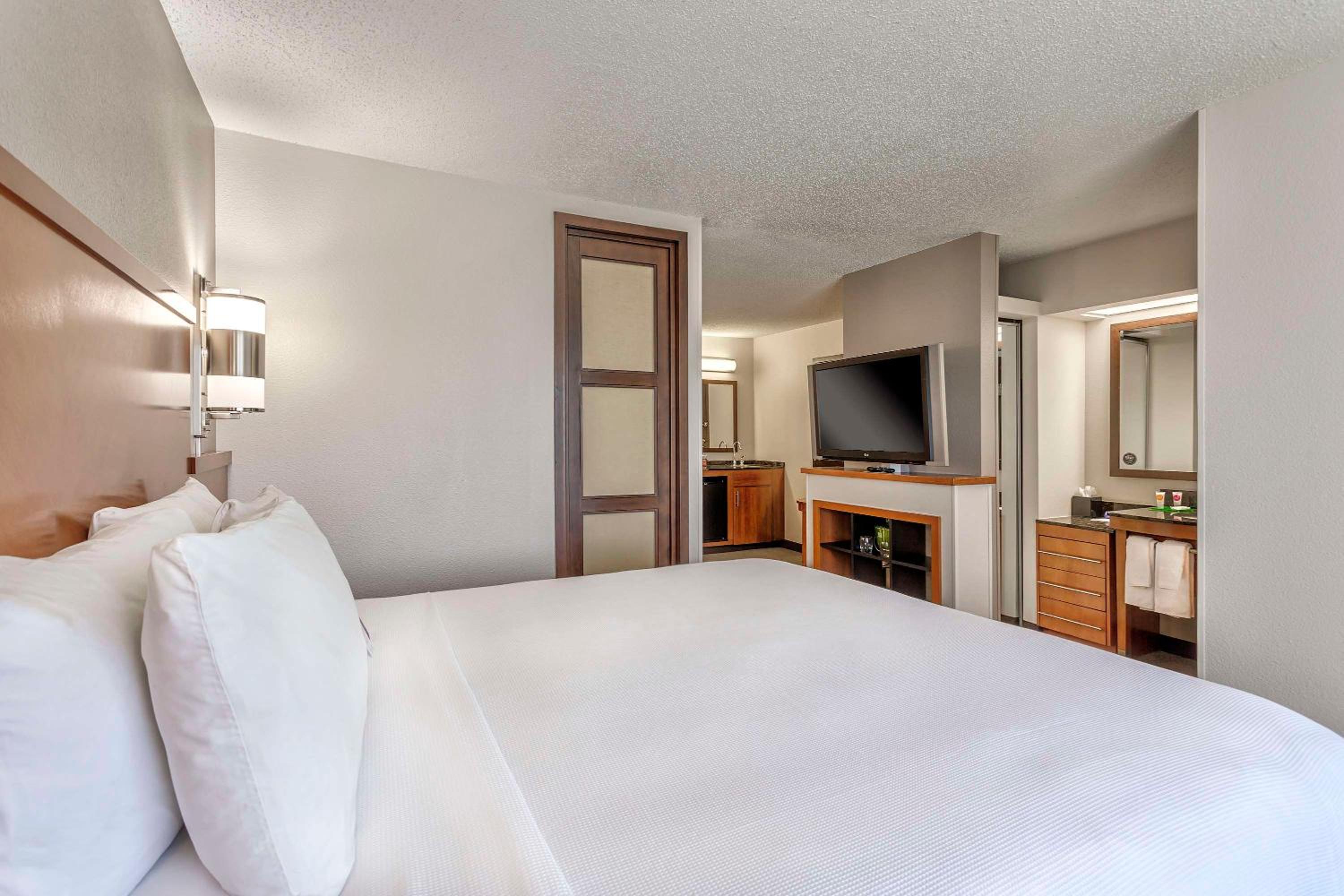 King Room with Sofa Bed - High Floor - Photo 7