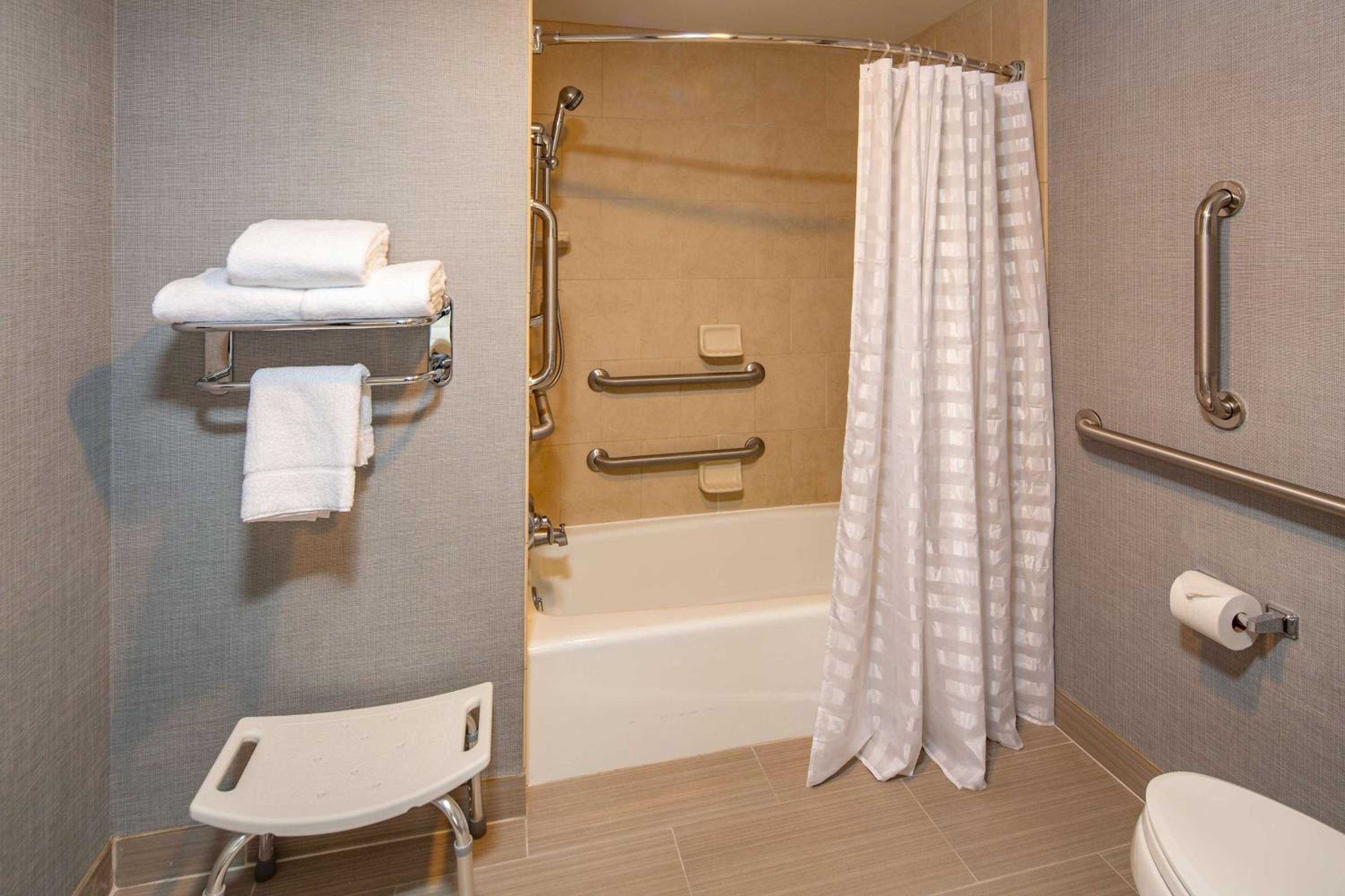 King Room with Sofa Bed and Accessible Tub - Disability Access - Photo 3