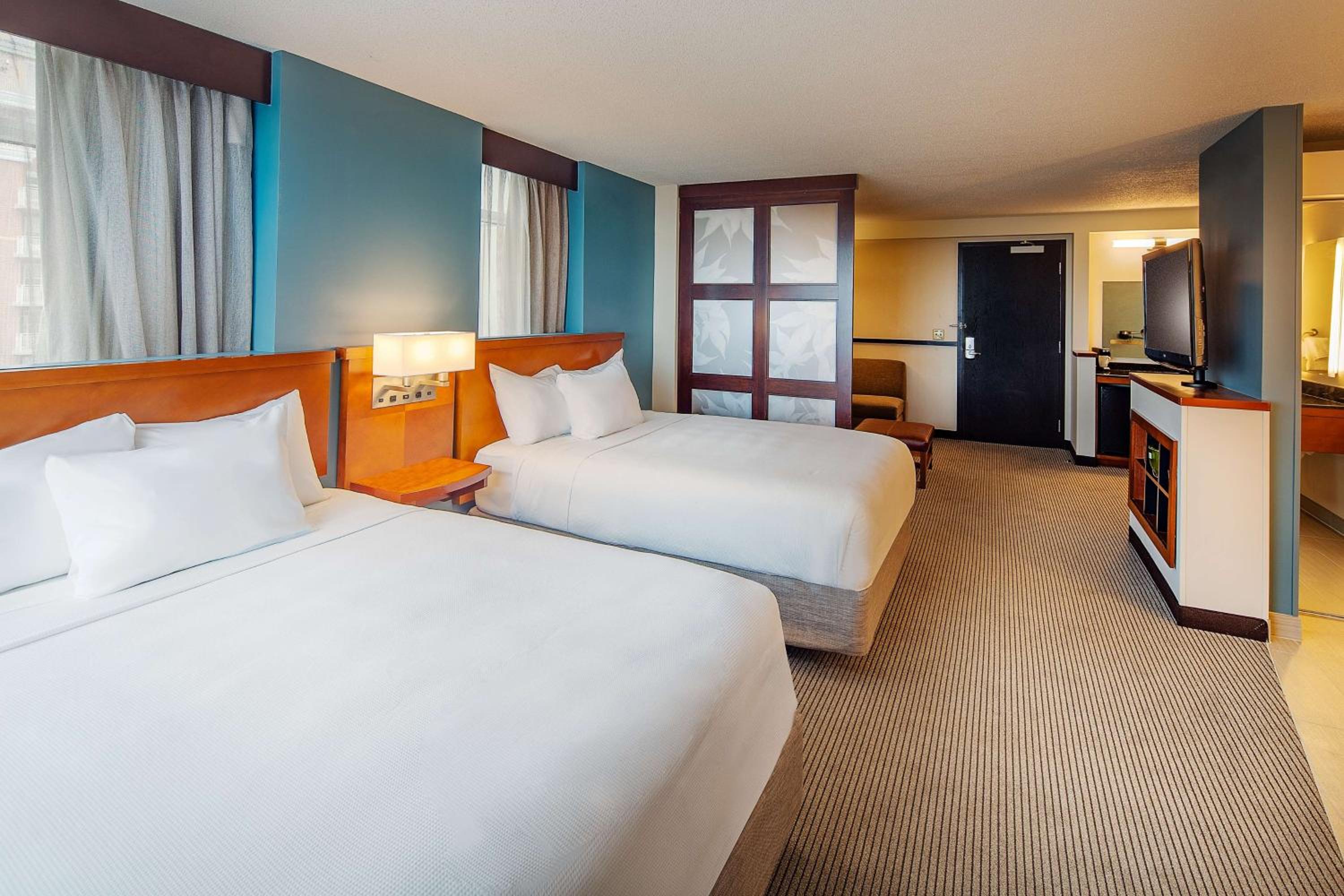 Queen Room with Two Queen Beds, Sofa Bed and Accessible Tub - Photo 3