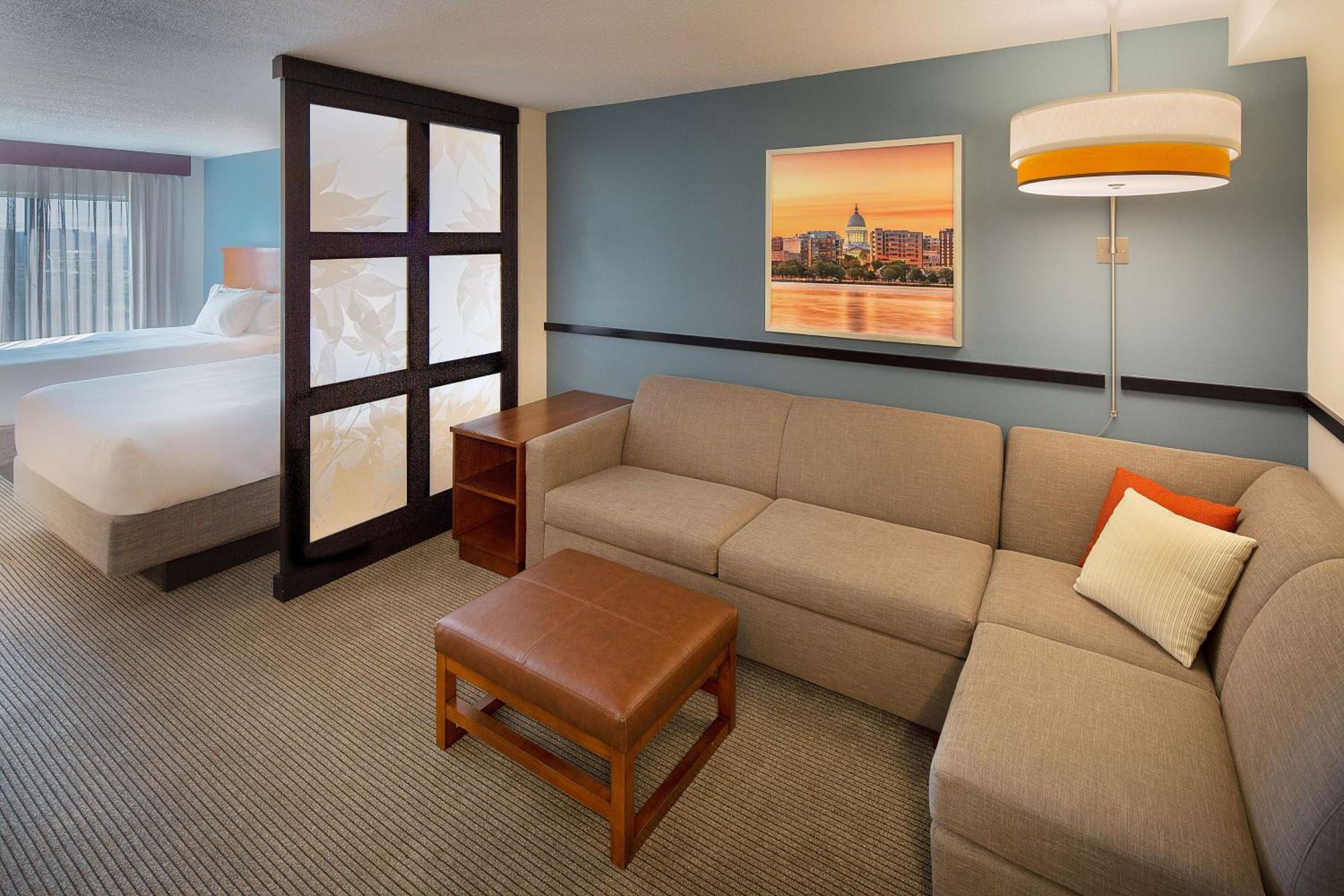Queen Room with Two Queen Beds and Sofa Bed - High Floor - Photo 2