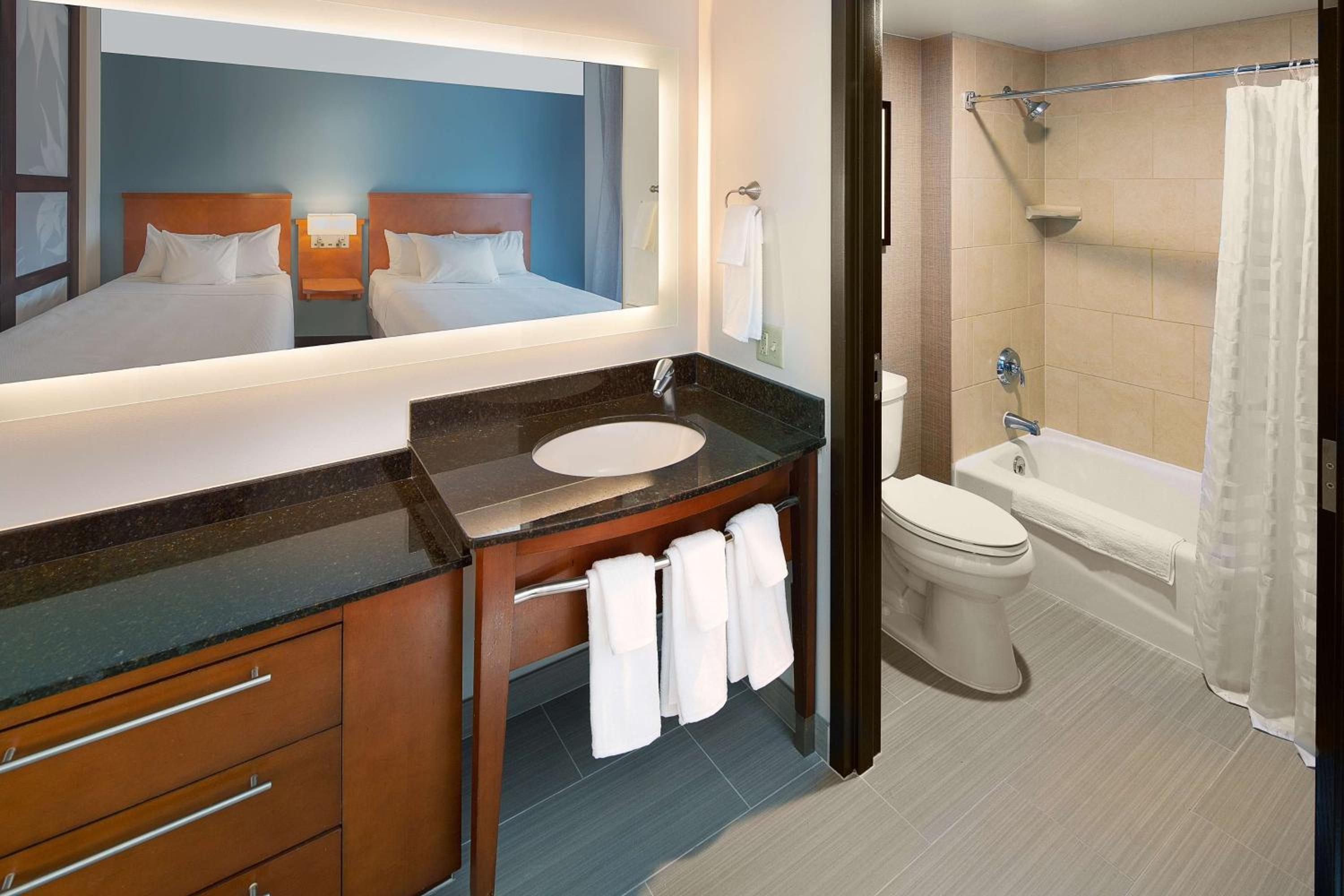 Queen Room with Two Queen Beds and Sofa Bed - High Floor - Photo 5