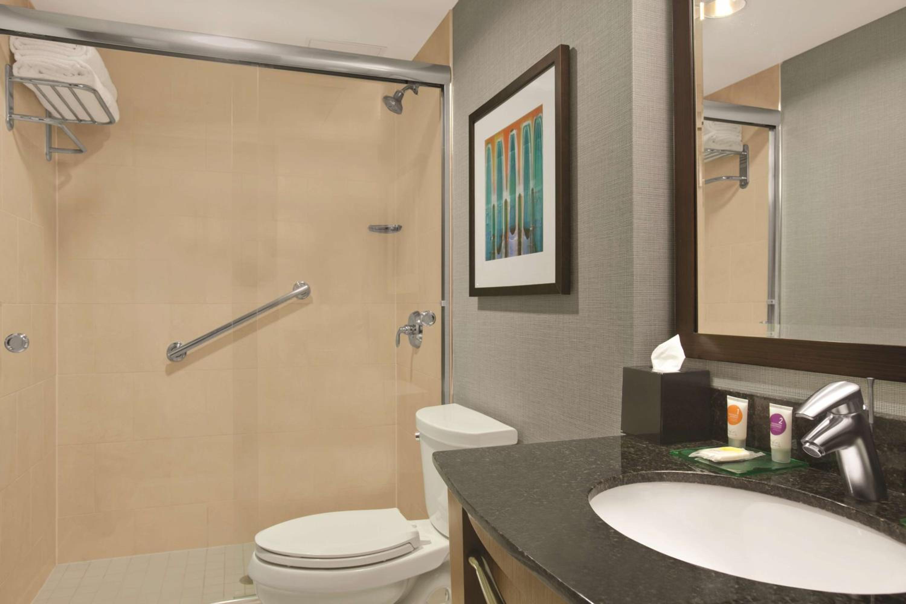 Queen Room with Two Queen Beds thumbnail 5