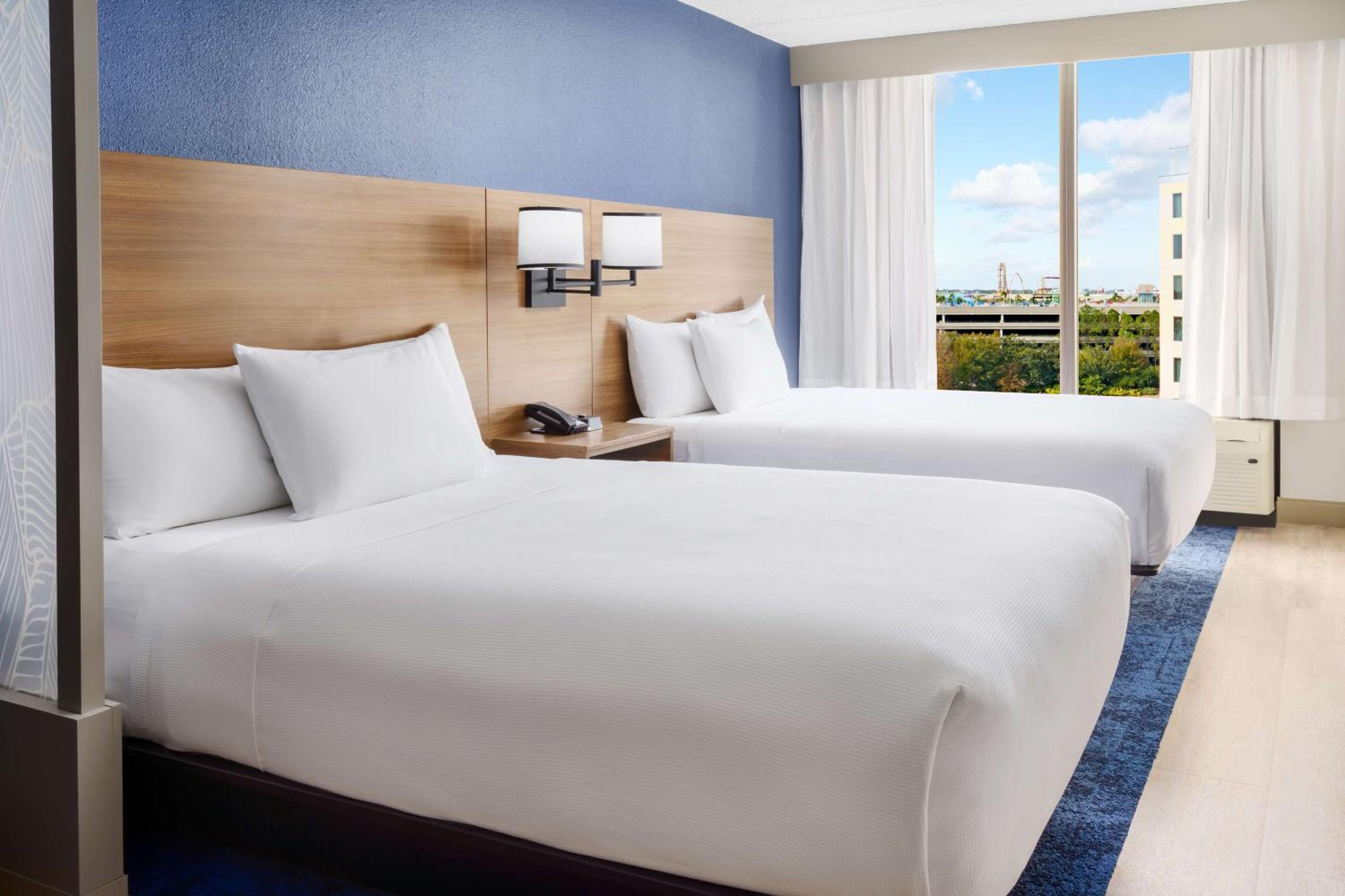 Queen Room with Two Queen Beds with Sofa Bed and Tub - High Floor