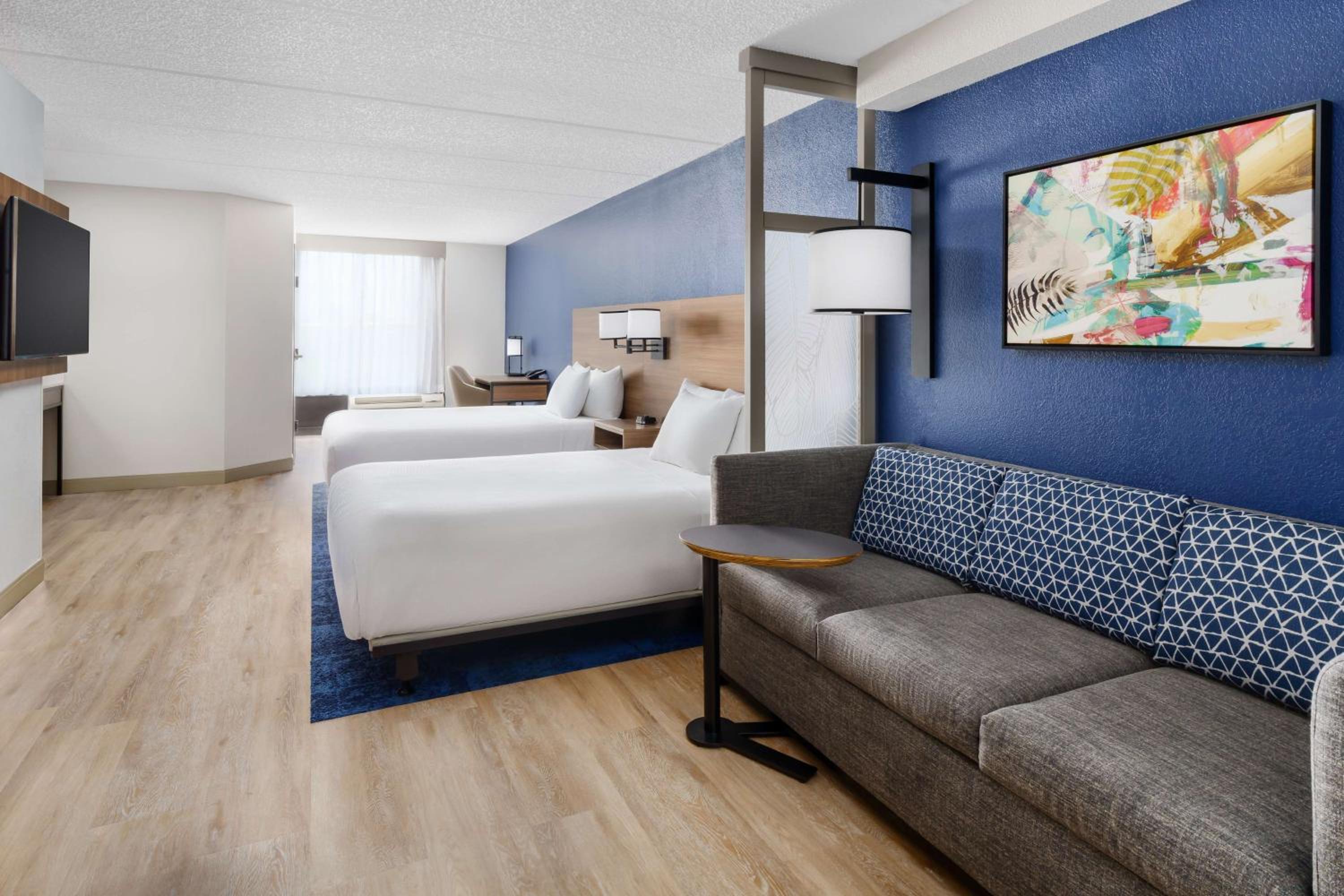 Queen Room With Bath Tub And Sofa Bed - Mobility Accessible
